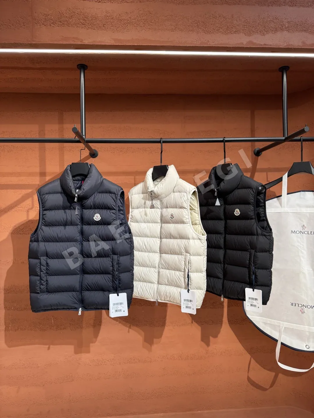 몽클레르 남성 화이트 덕다운 조끼 상세 이미지 9