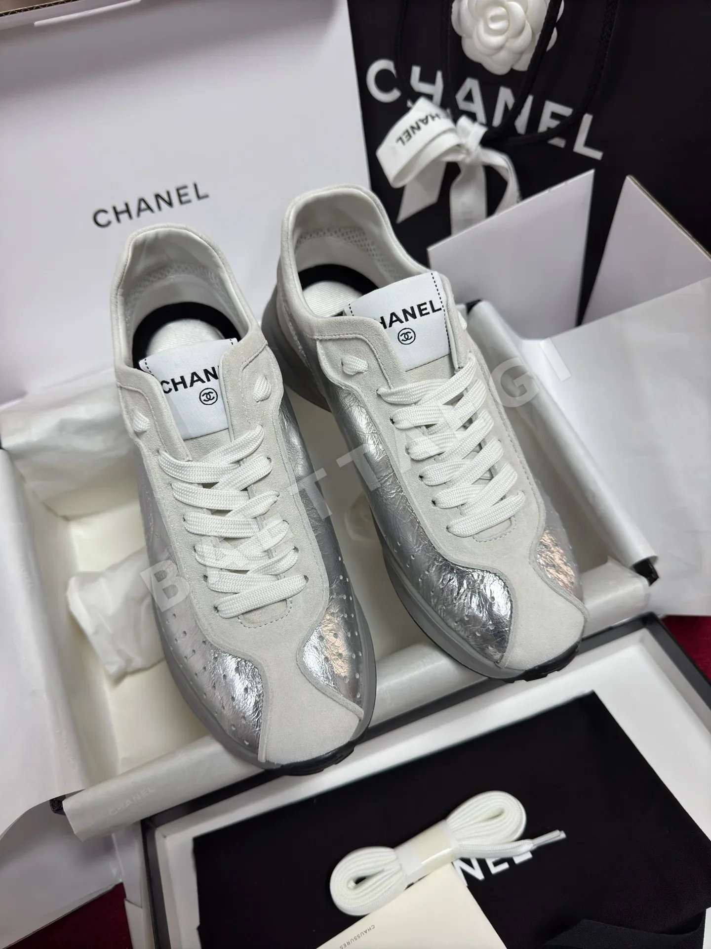 샤넬 25C 밀키 화이트 파파 신발 93708