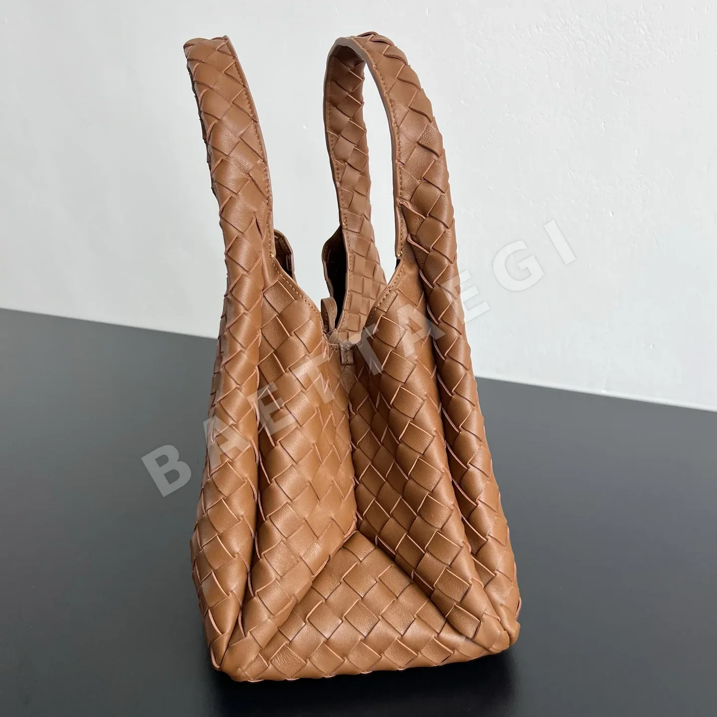 보테가베네타 BV 캄파나 나파 램스킨 핸드백 상세 이미지 3