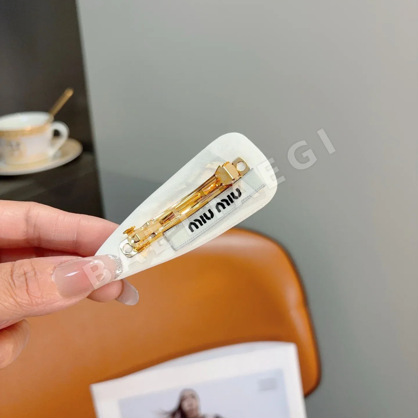 미우미우 램스킨 헤어 클립 상세 이미지 4
