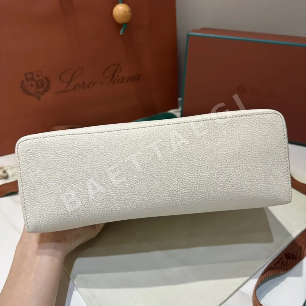 로로피아나 밀크화이트 L27 미니 크로스바디 가방 상세 이미지 9