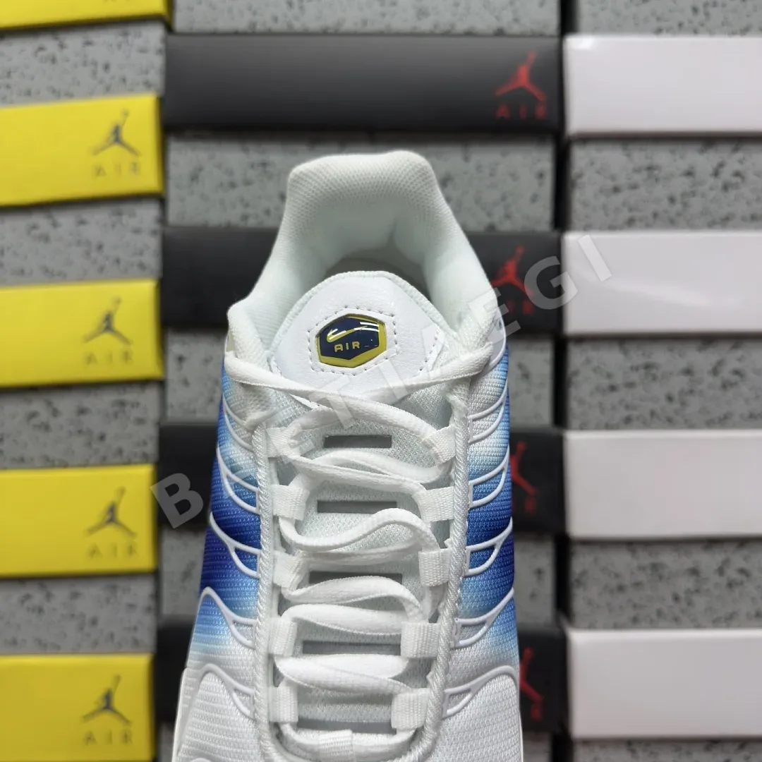 나이키 [BD] 에어 맥스 플러스 DX8962-100 201922 Nike Air Max Plus Spray Paint Swoosh White 상세 이미지 4