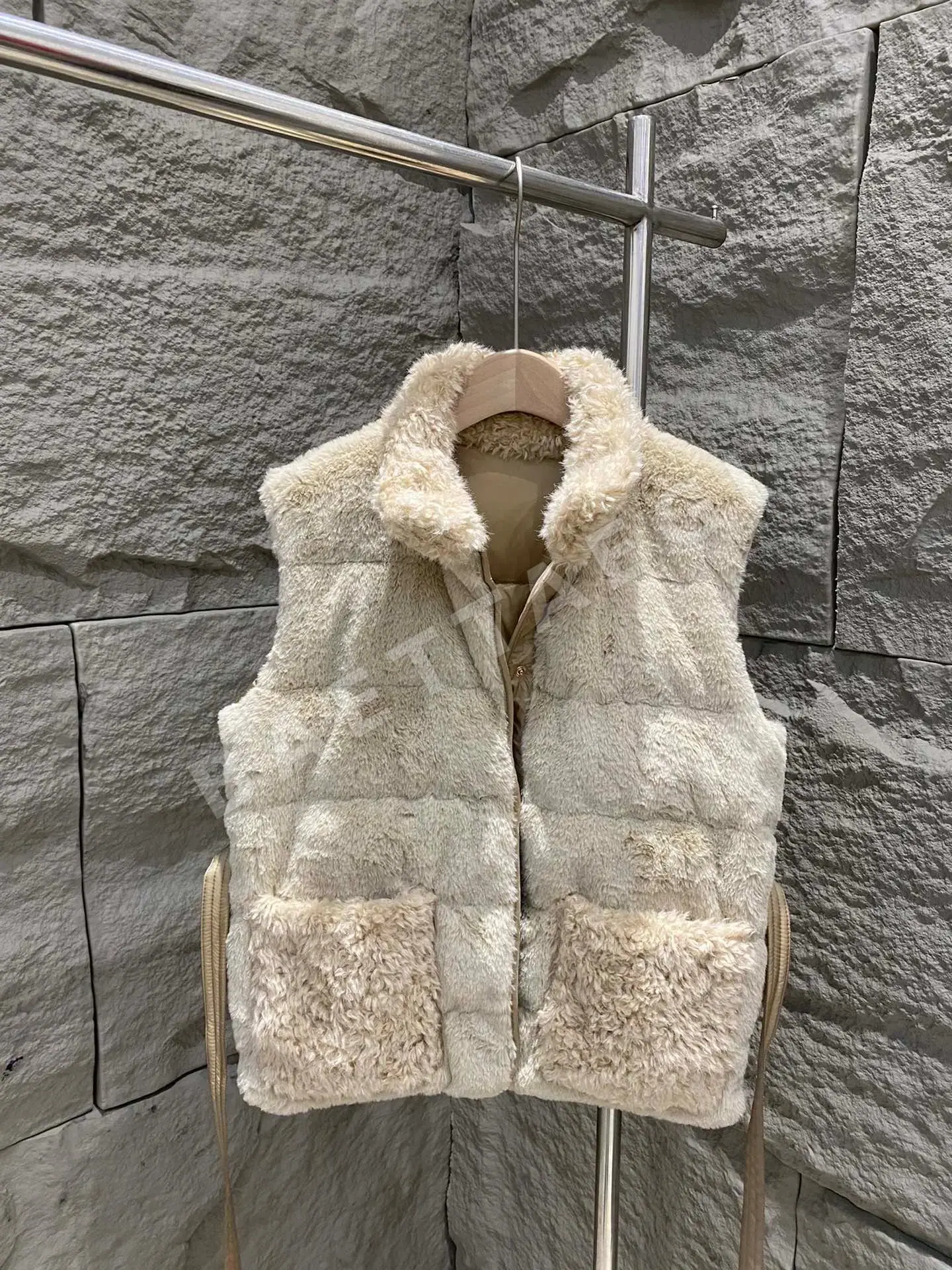 몽클레르 주이 여성 슬림핏 테디 다운 조끼 상세 이미지 3
