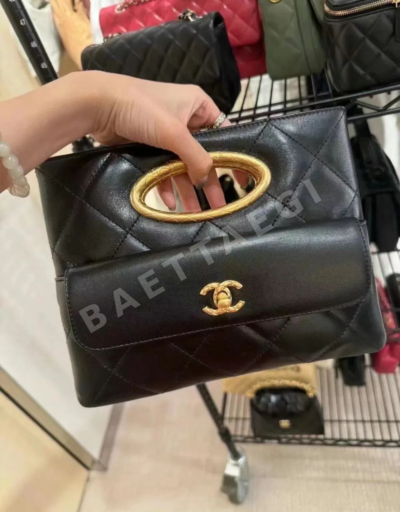 샤넬 클래식 24B 메티에다르 램스킨 이브닝백 상세 이미지 6