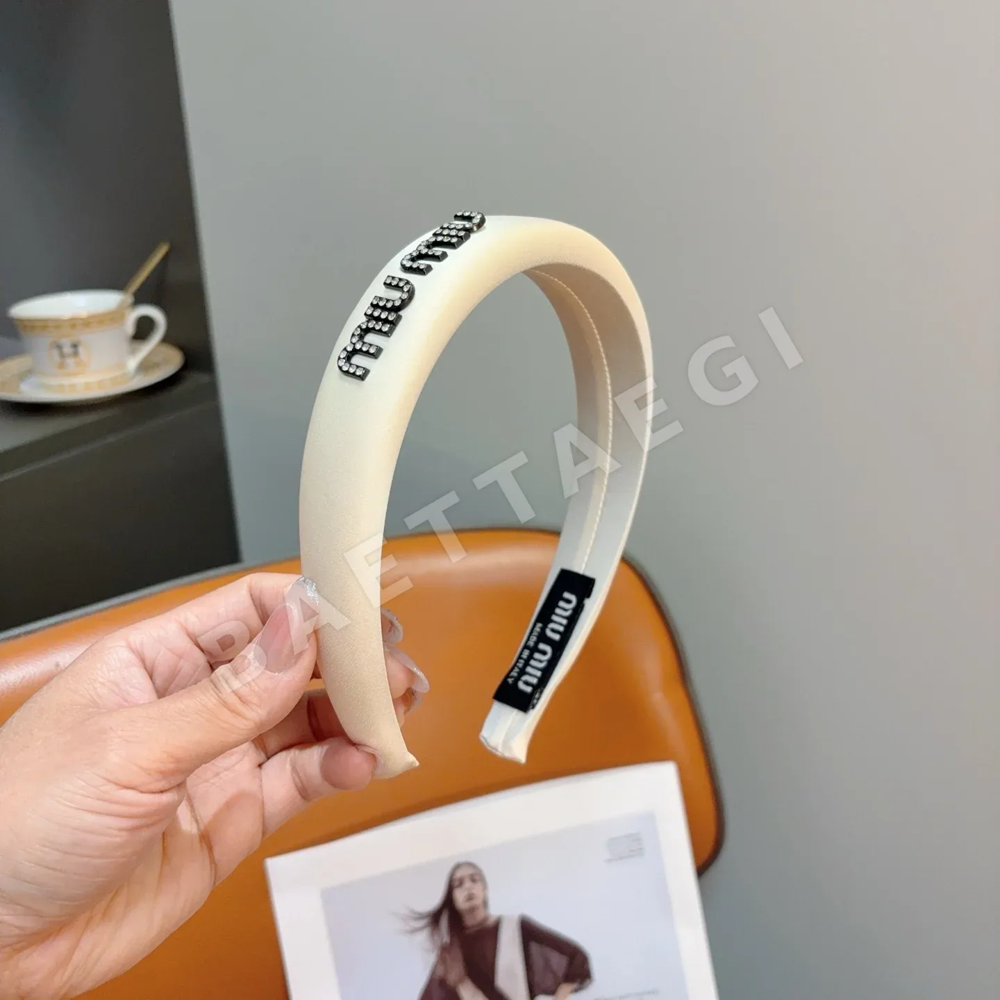 미우미우 새틴 메탈 장식 헤어밴드 상세 이미지 2