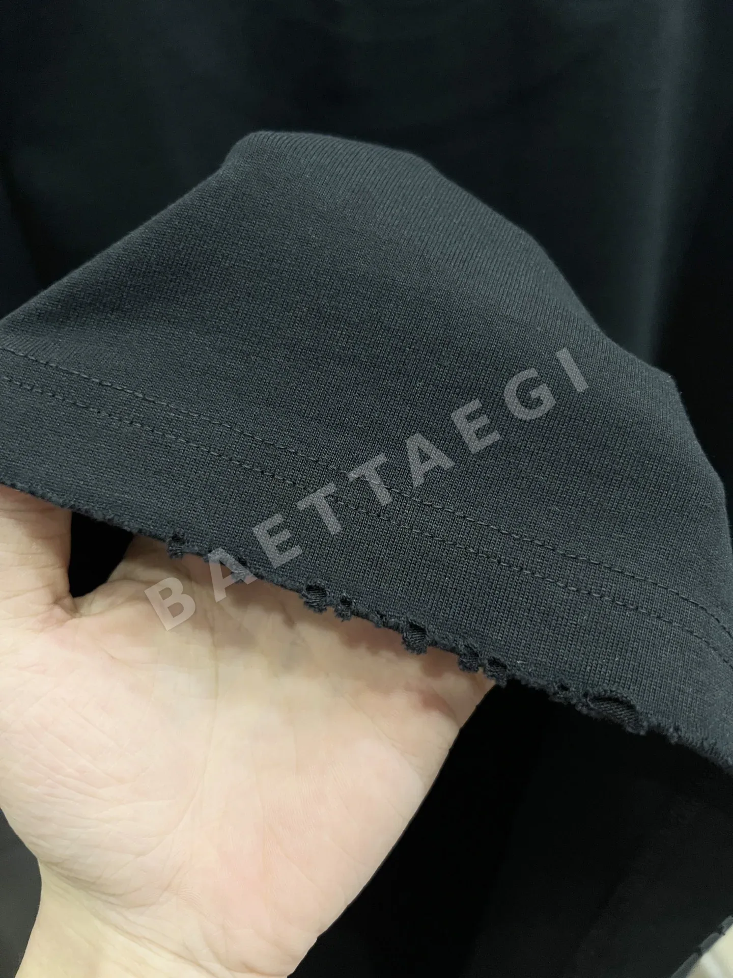 오프화이트 데미지 가공 크루넥 반팔 티셔츠 상세 이미지 8