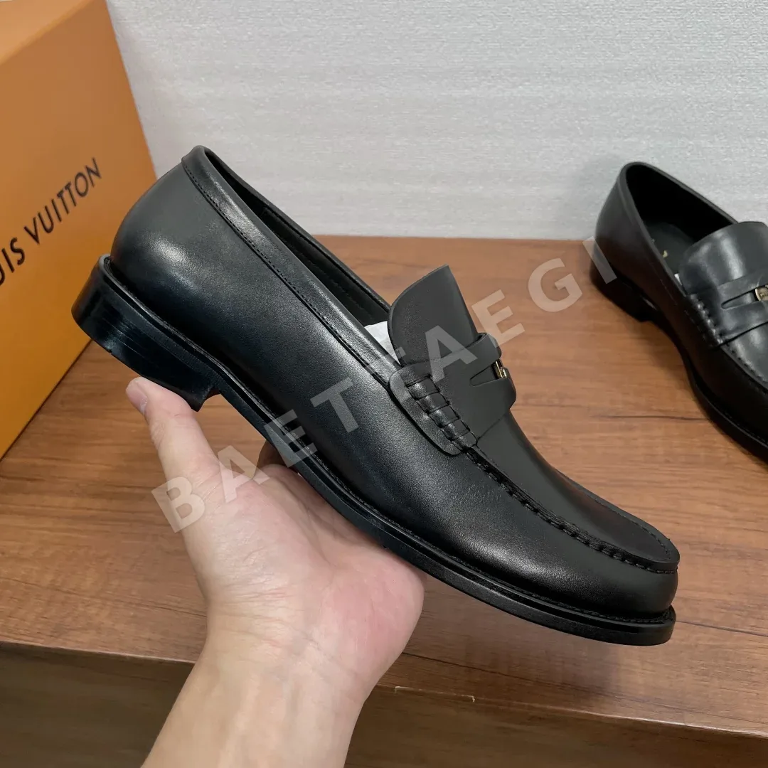 루이비통 메이저 로퍼 남성 카프스킨 LV 모노그램 스트랩 상세 이미지 4