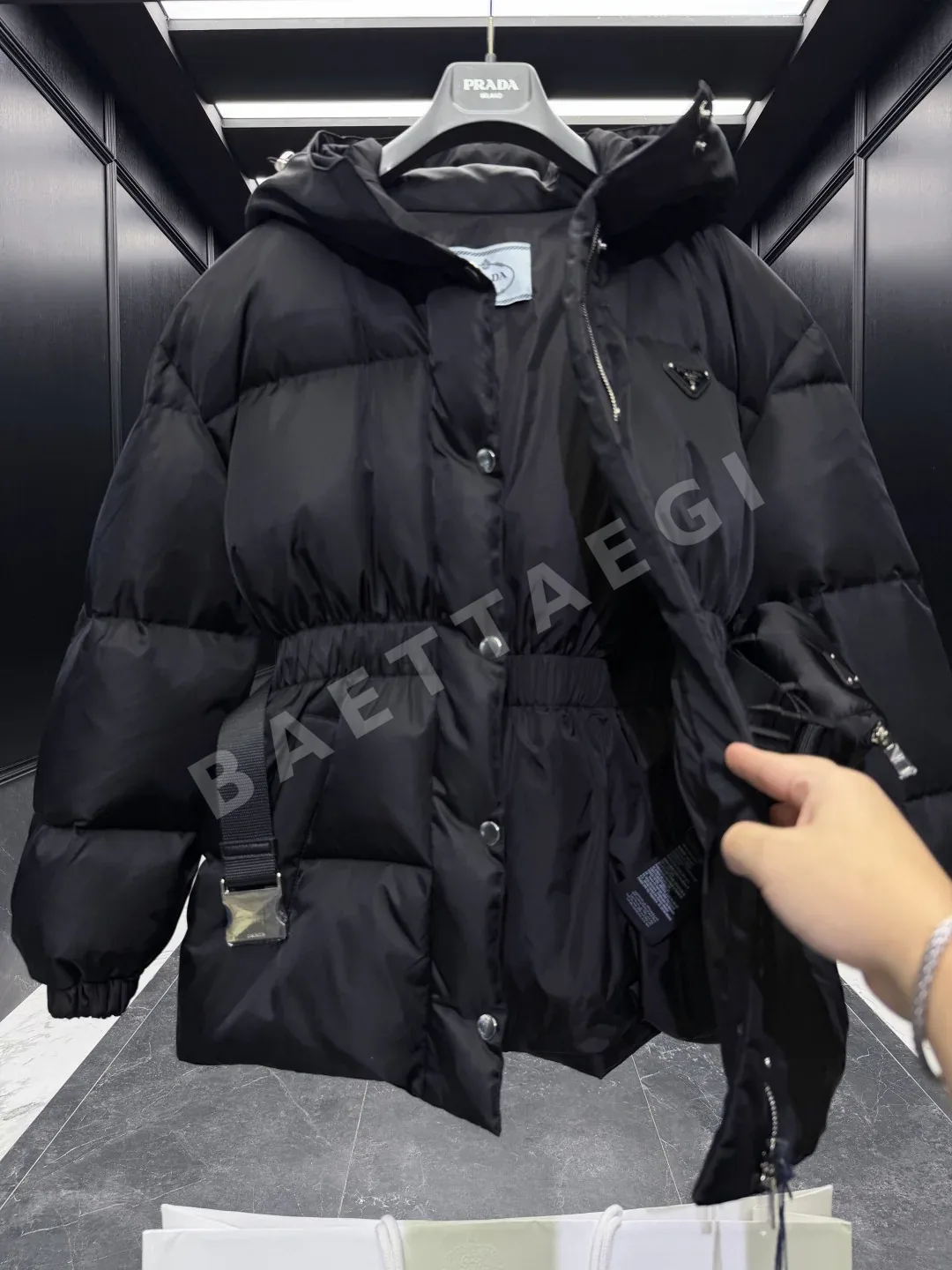 프라다 여성 리사이클 나일론 패딩 재킷 상세 이미지 8