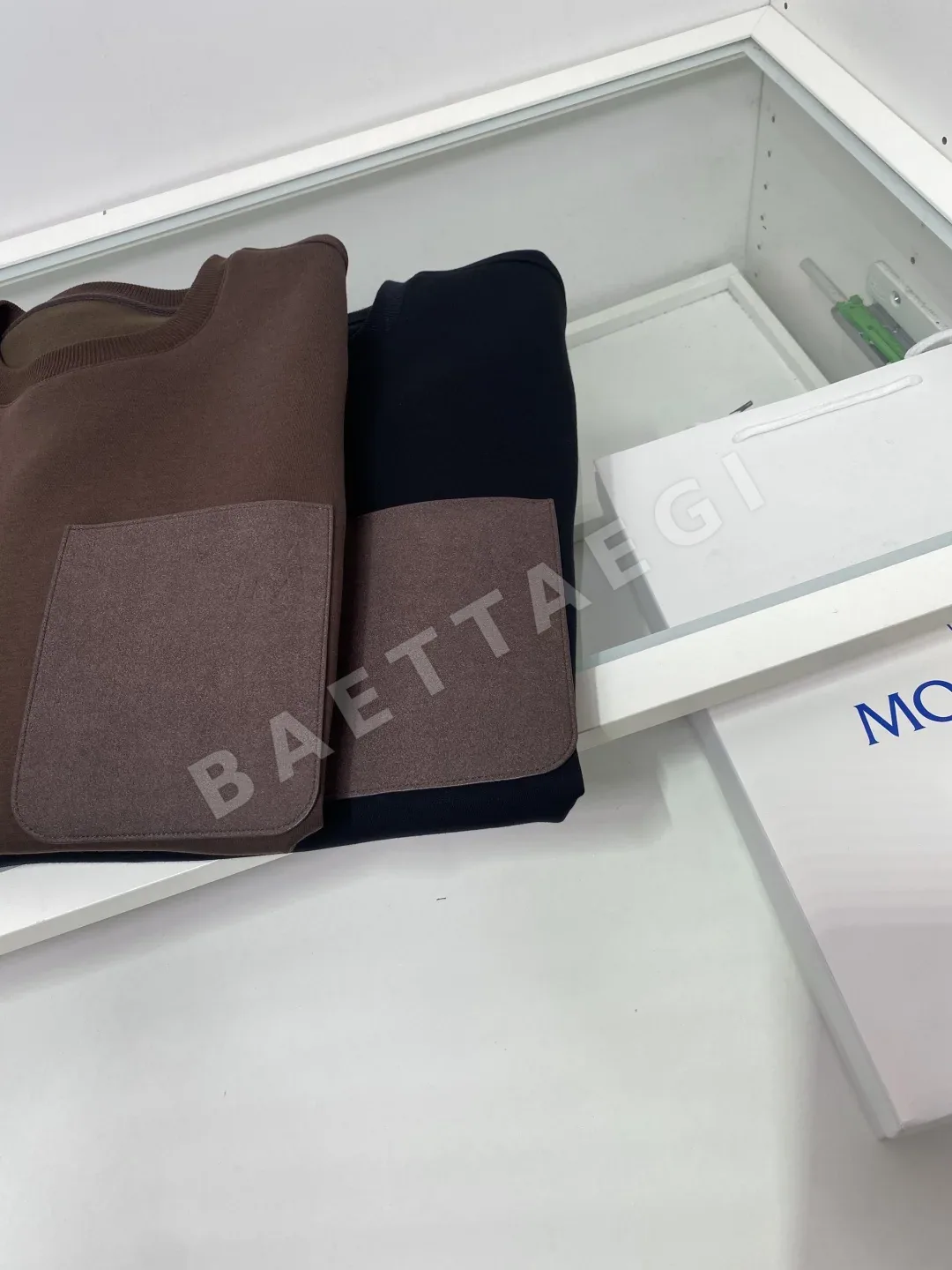 몽클레르 가죽 패치 크루넥 남성 긴팔 스웨트셔츠 상세 이미지 9