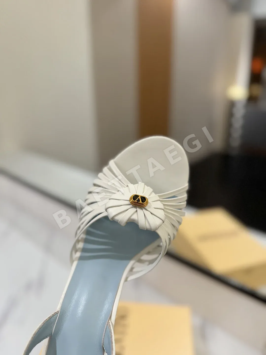 발렌티노 V 로고 하트 버클 여성 샌들 상세 이미지 6