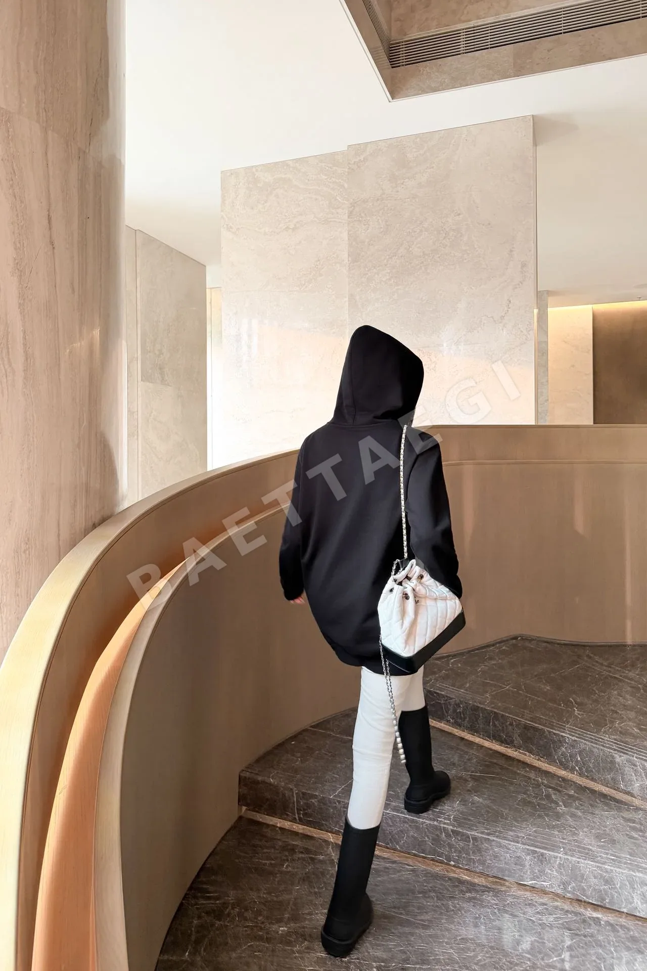 샤넬 더블 C 가죽 패치워크 후드 긴팔 스웨트셔츠 상세 이미지 9