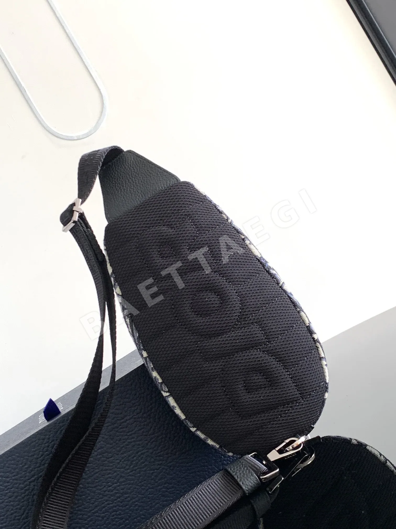 디올 스카라베 체스트백 상세 이미지 3