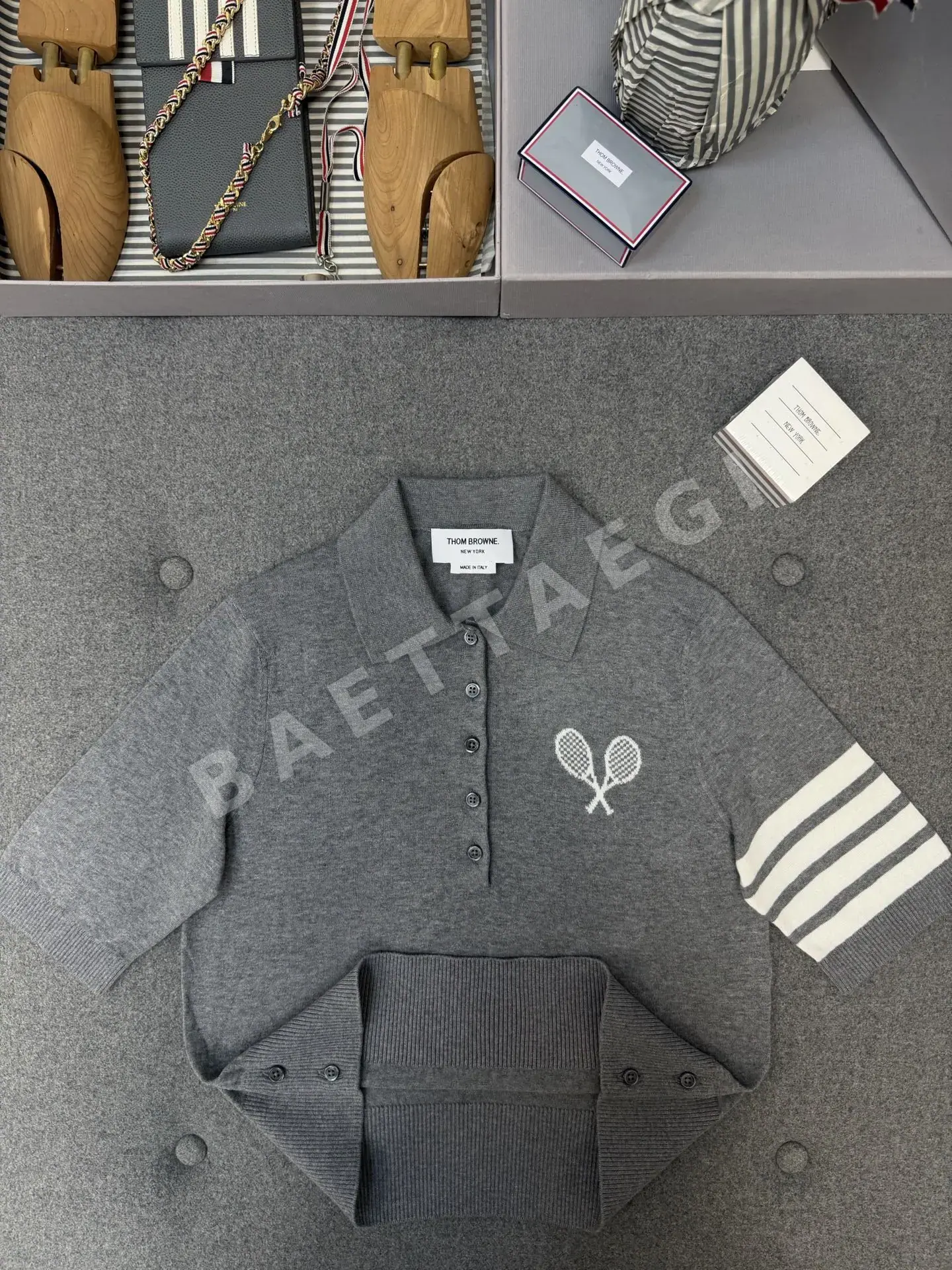 톰브라운 테니스 라켓 자수 반팔 티셔츠 상세 이미지 3