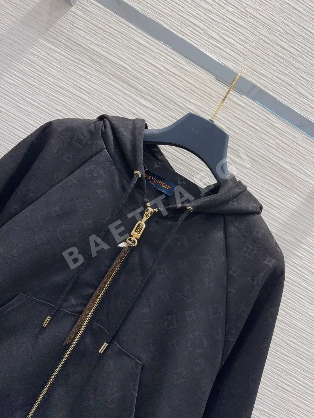 루이비통 엠보싱 후드 숏 자켓 상세 이미지 4