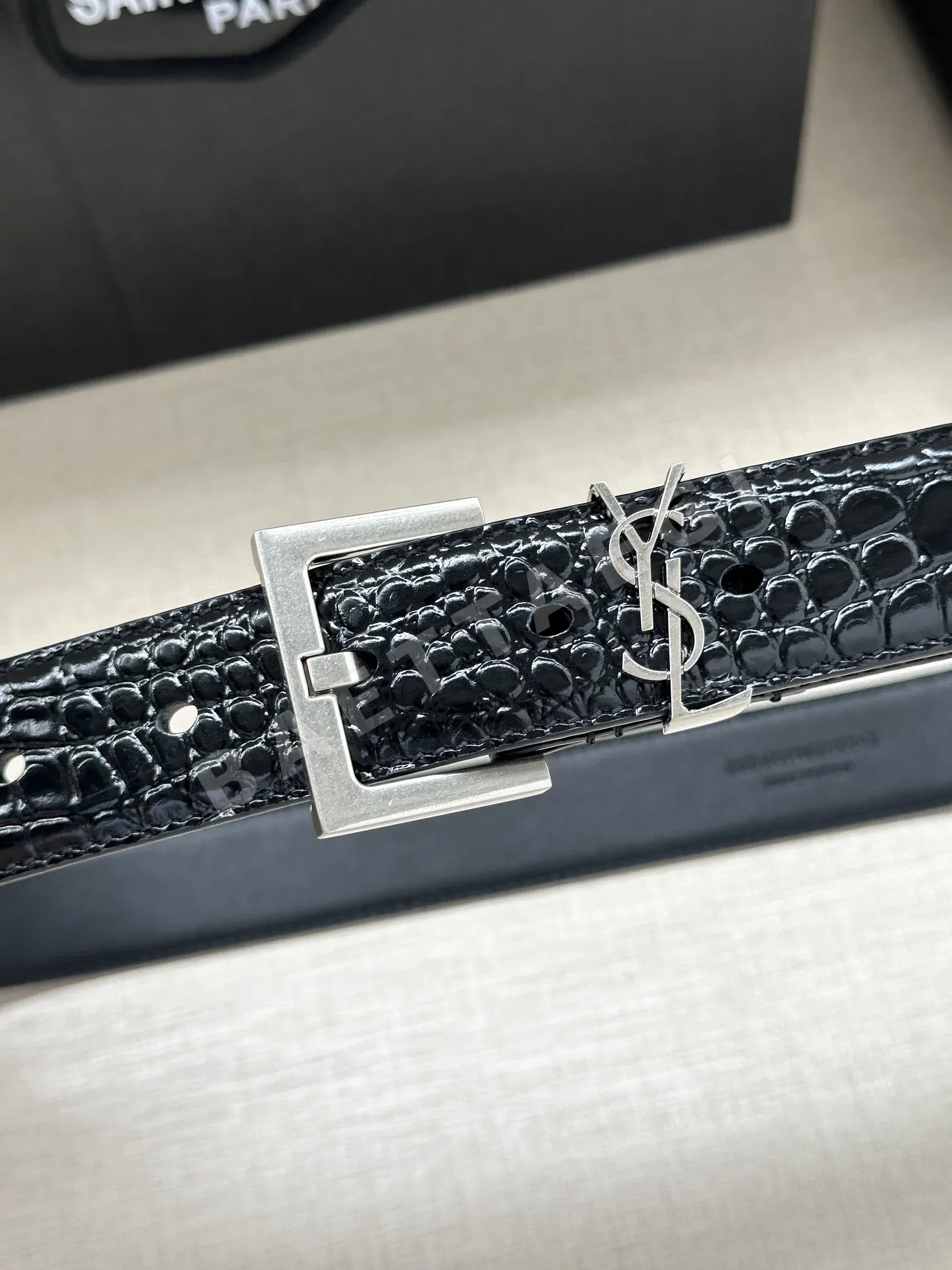 생로랑 YSL 모노그램 크로커다일 엠보싱 가죽 스퀘어 버클 벨트 상세 이미지 2