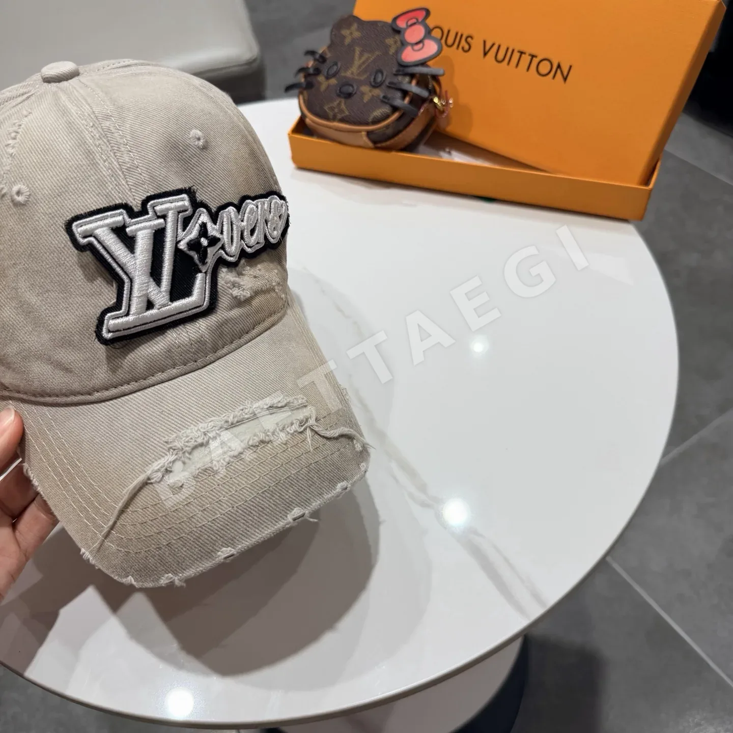 루이비통 LV 손상 가공 베이스볼 캡 상세 이미지 6