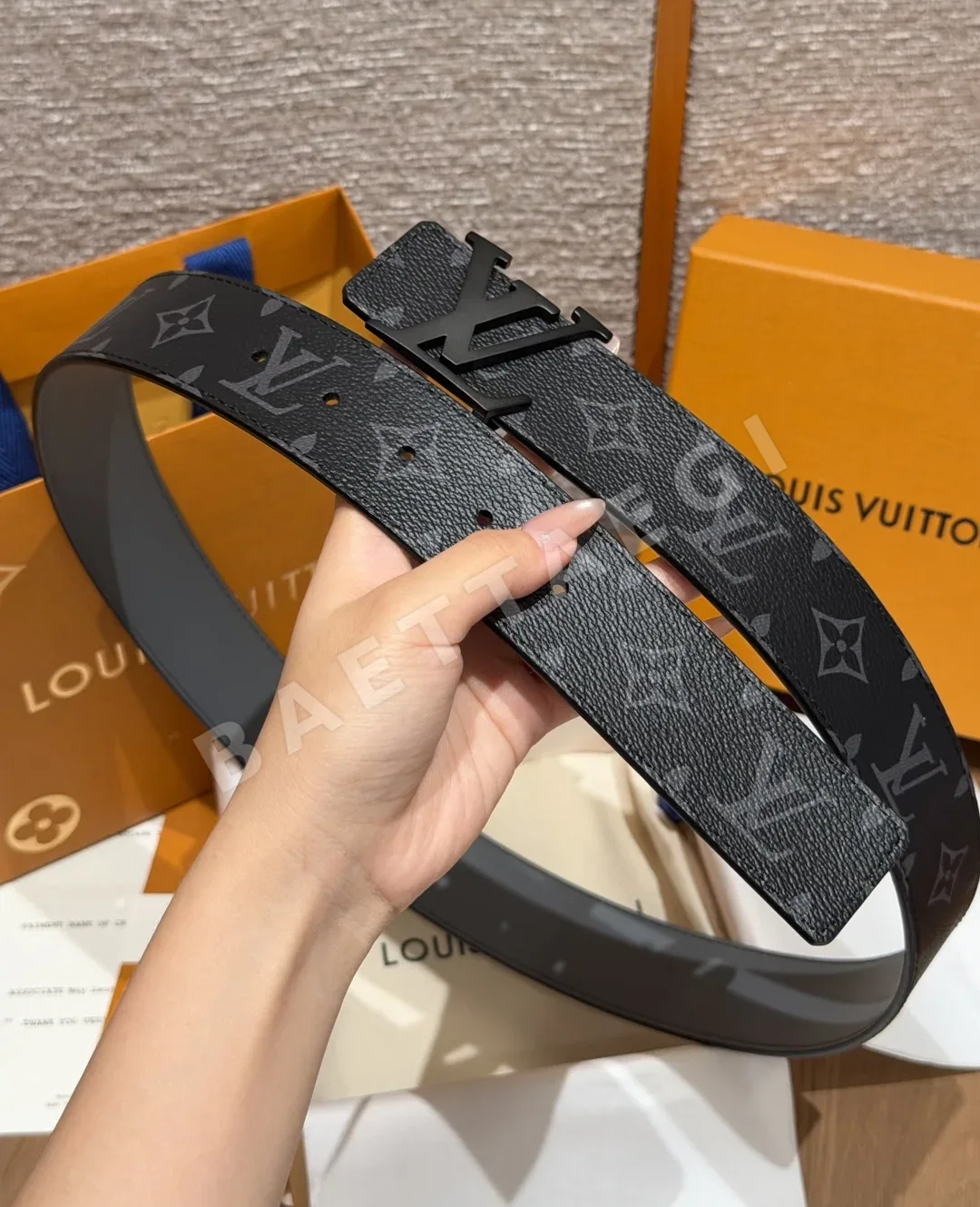루이비통 이니셜 리버시블 소가죽 벨트 40mm 상세 이미지 5