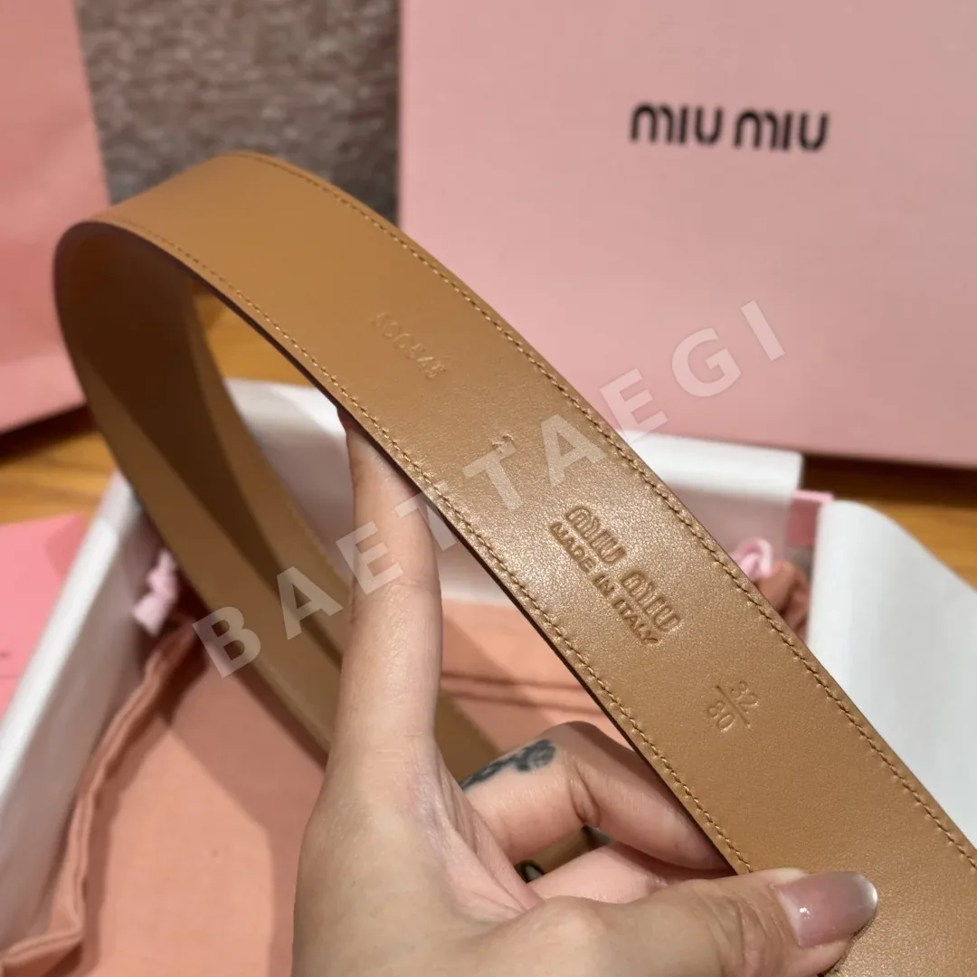 미우미우 각인 메탈 로고 카프스킨 벨트 상세 이미지 9