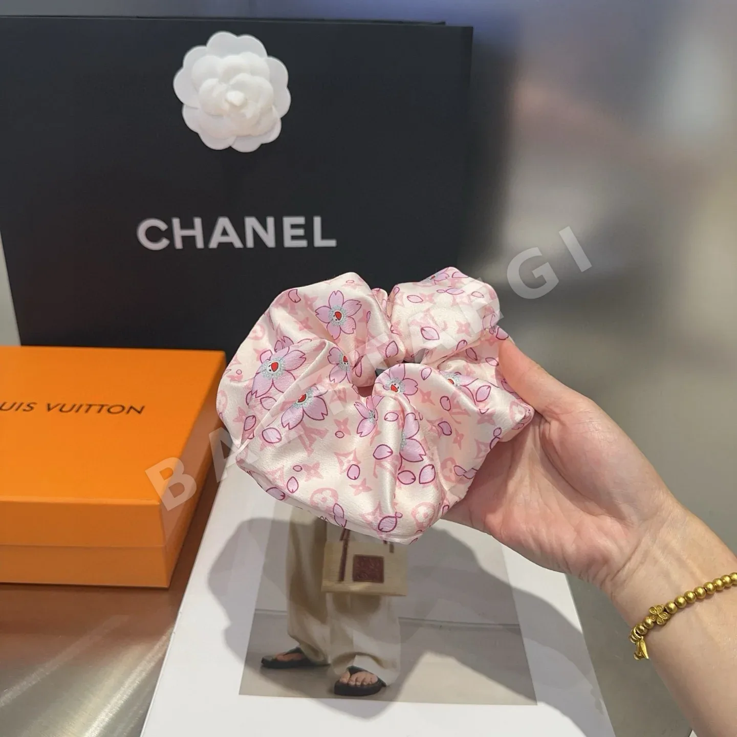 루이비통 LV 로고 헤어타이 상세 이미지 4