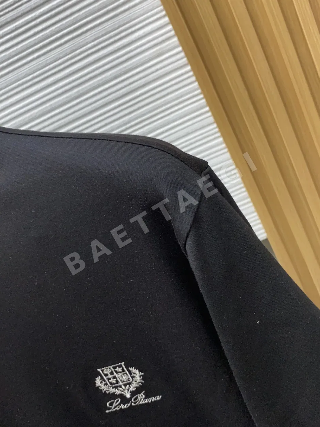 로로피아나 로고 배지 라운드넥 반팔 티셔츠 상세 이미지 4