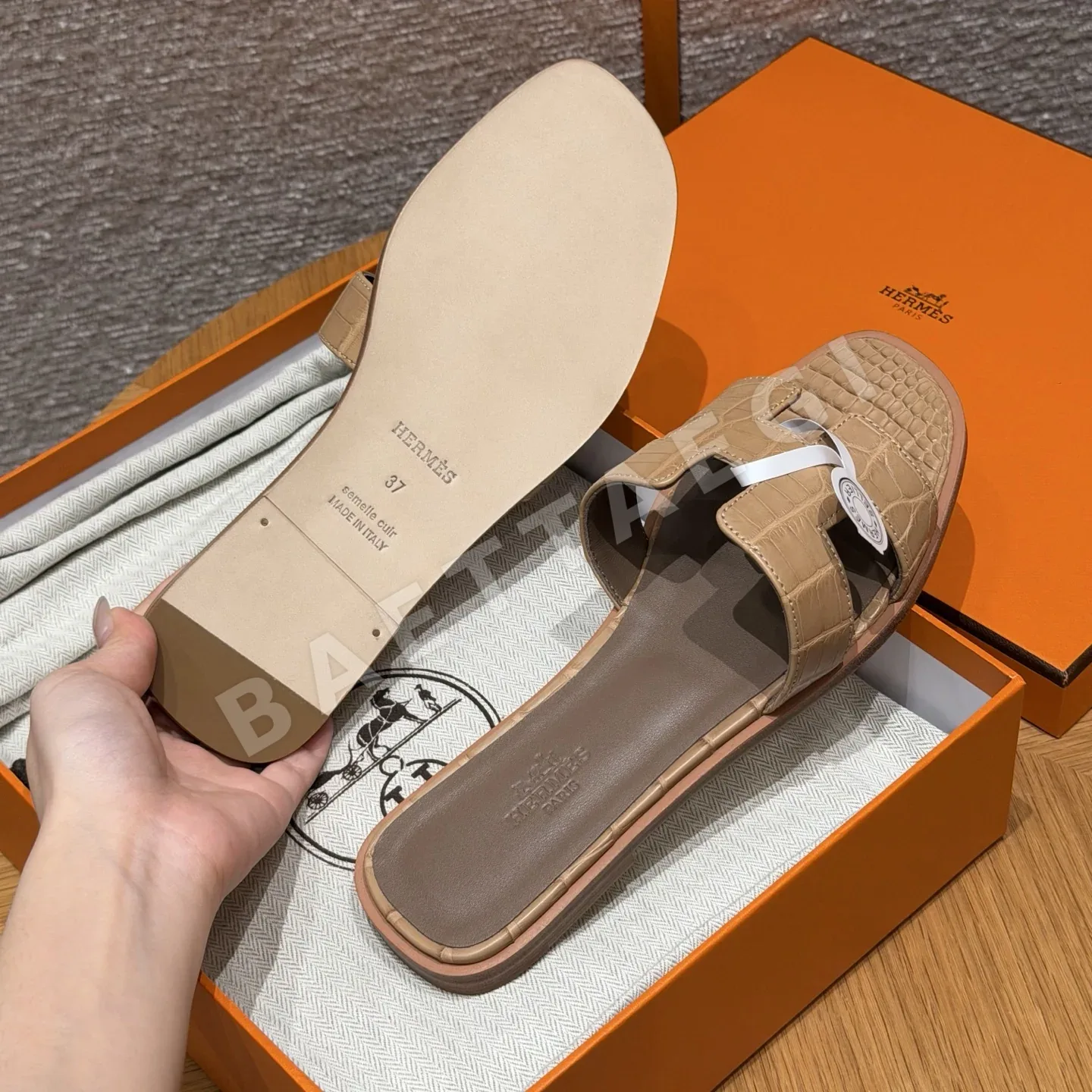 에르메스 오란 슬리퍼 쿠키색 악어가죽 샌들 상세 이미지 7
