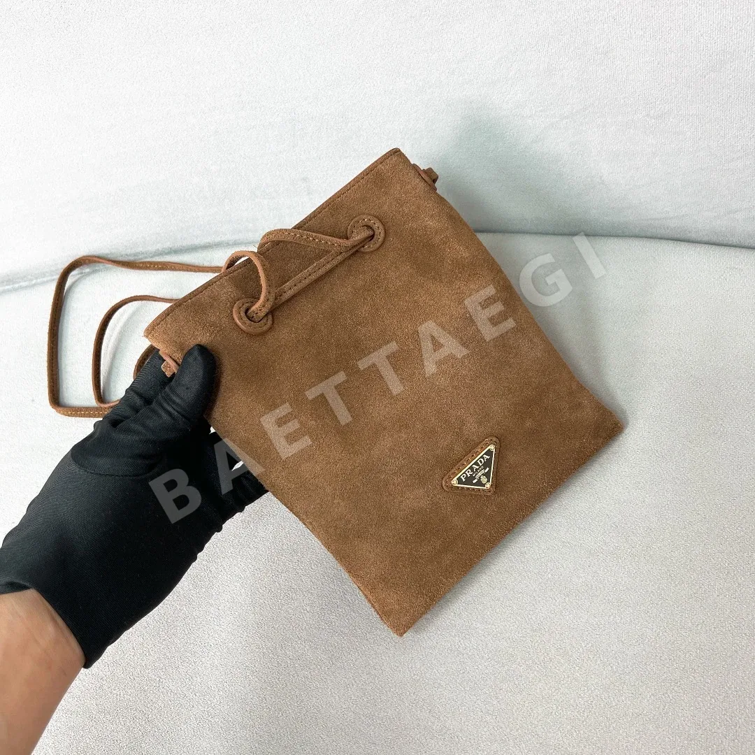 프라다 스웨이드 버킷백 1BH221 상세 이미지 2