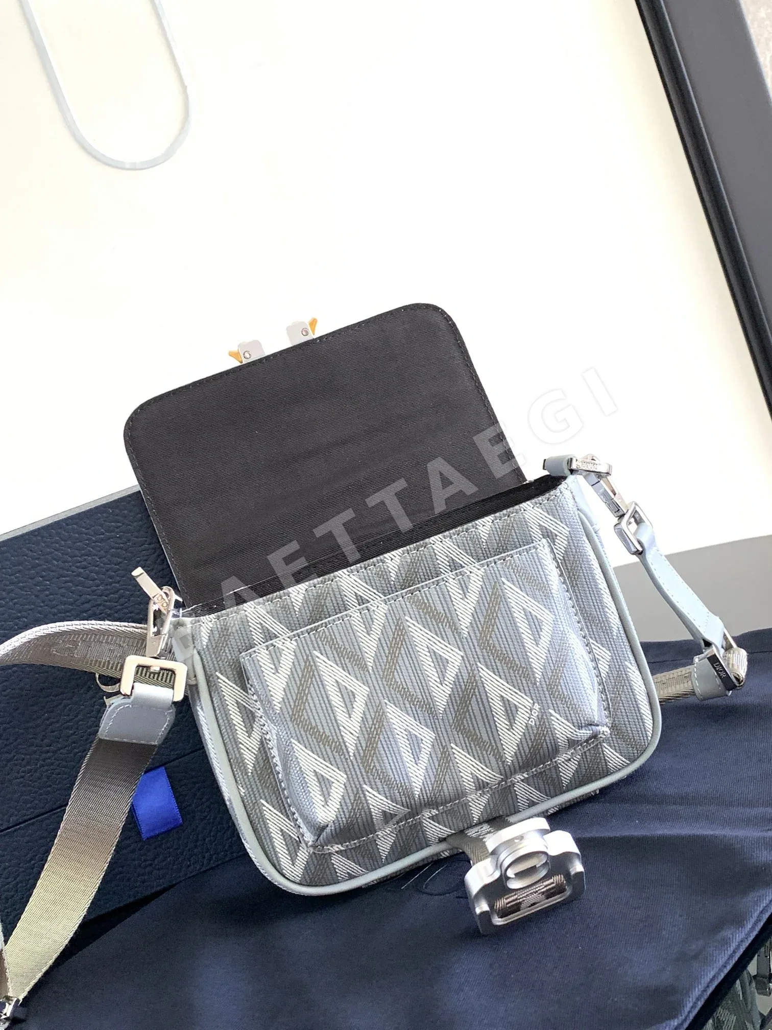 디올 히트 더 로드 미니 메신저 가방 상세 이미지 7