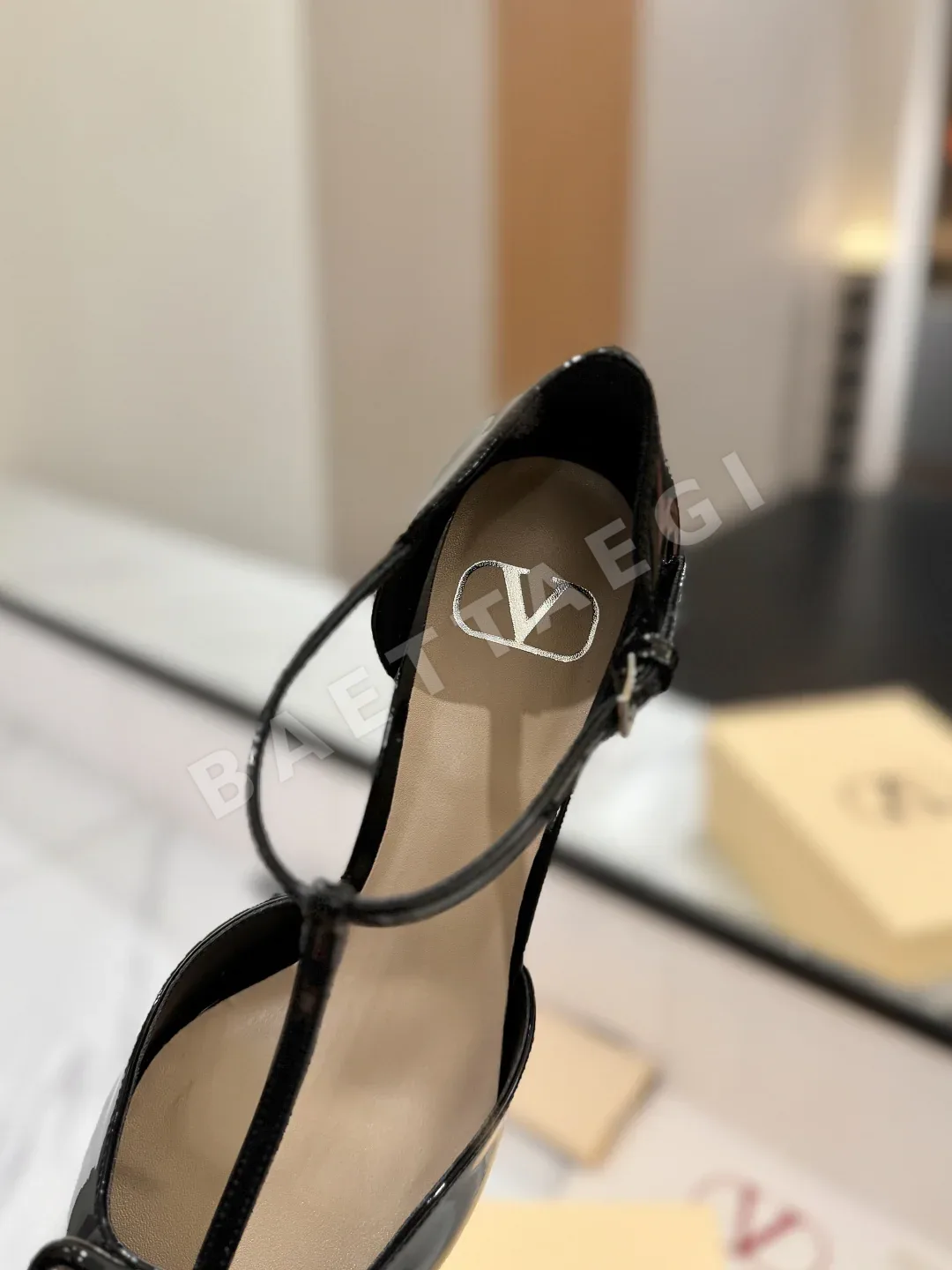 발렌티노 V 로고 버클 샌들 상세 이미지 8