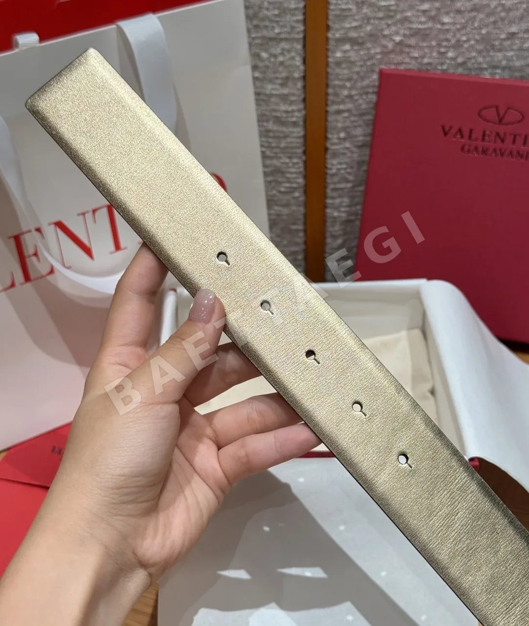 발렌티노 VLOGO 크리스탈 장식 양면 소가죽 벨트 상세 이미지 7