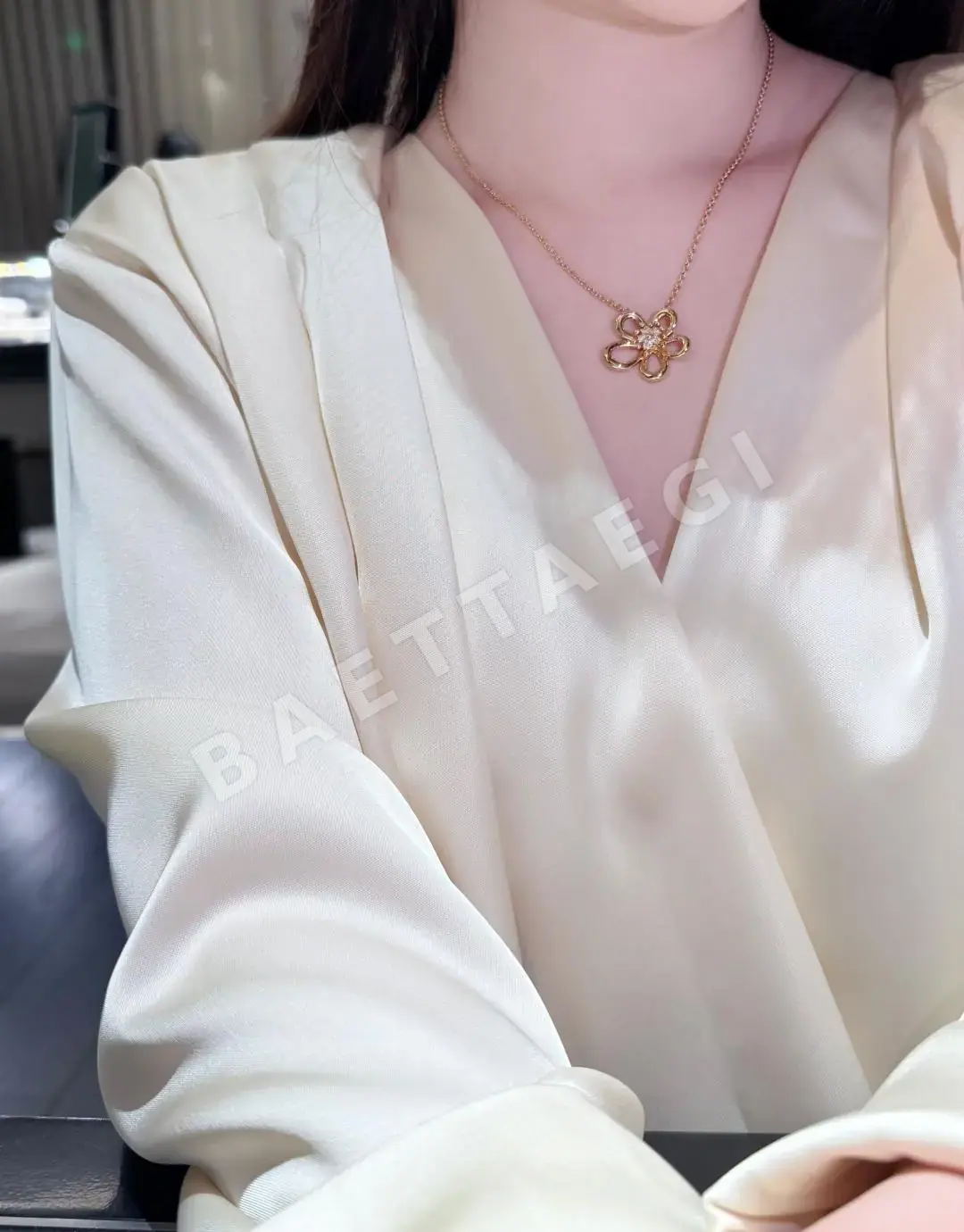 미우미우 꽃 모양 다이아몬드 장식 목걸이 61135