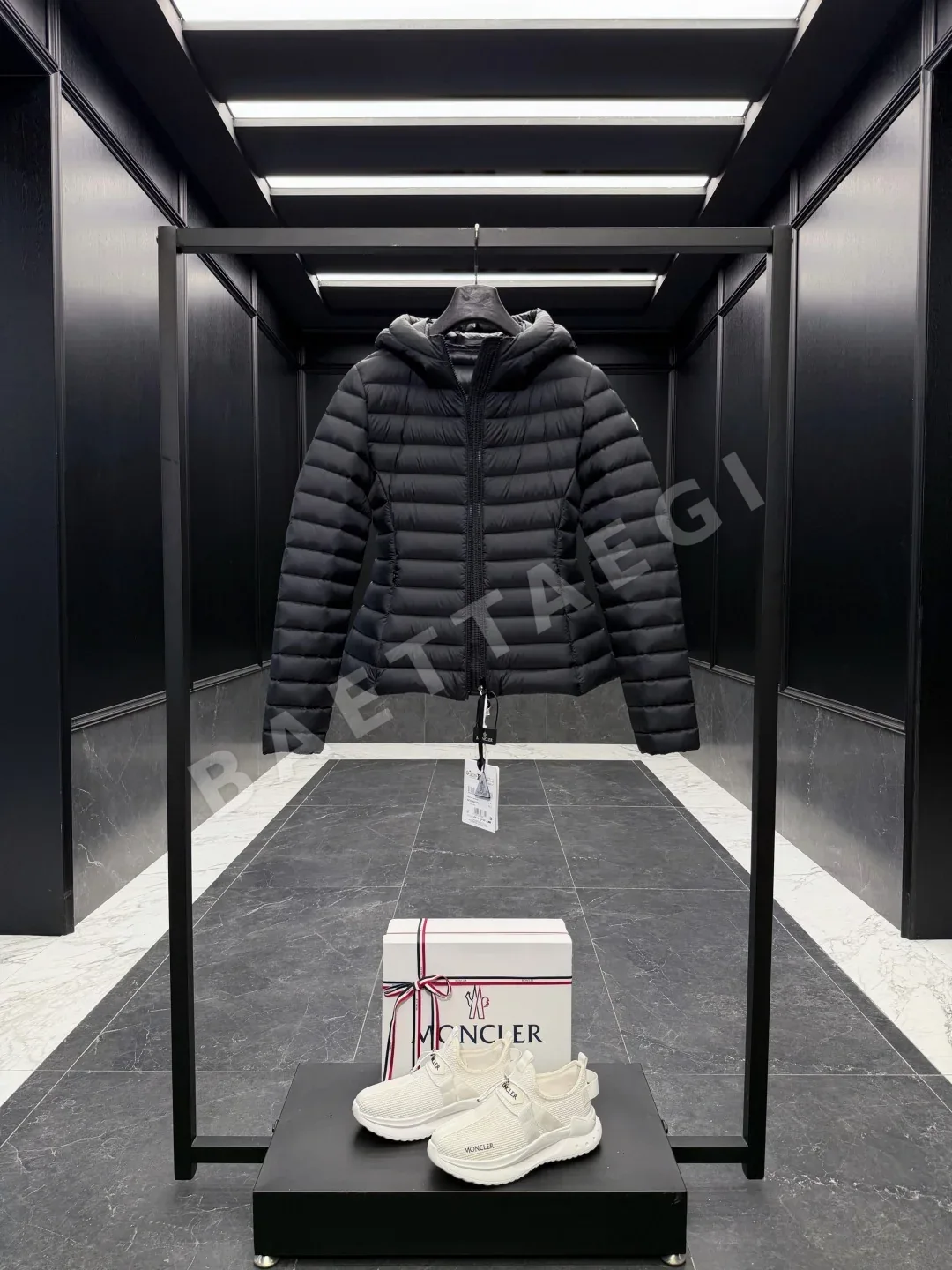 몽클레르 이게 여성 후드 패딩 재킷 상세 이미지 3