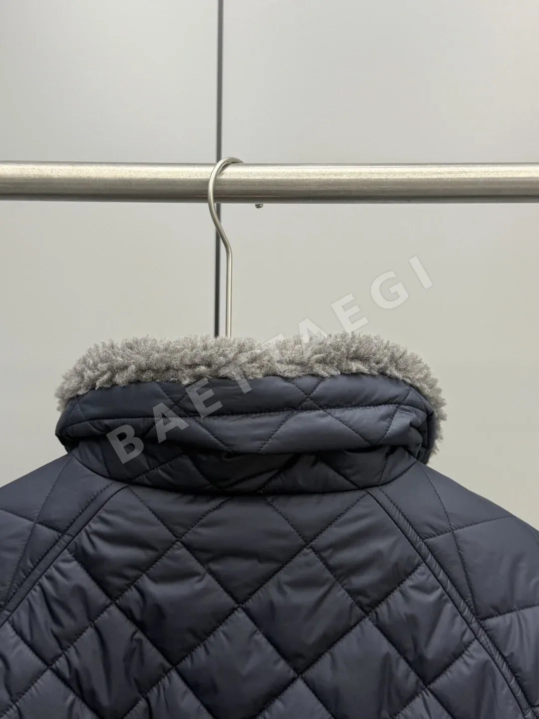 미우미우 다이아몬드 퀼팅 플리스 여성 패딩 재킷 상세 이미지 8