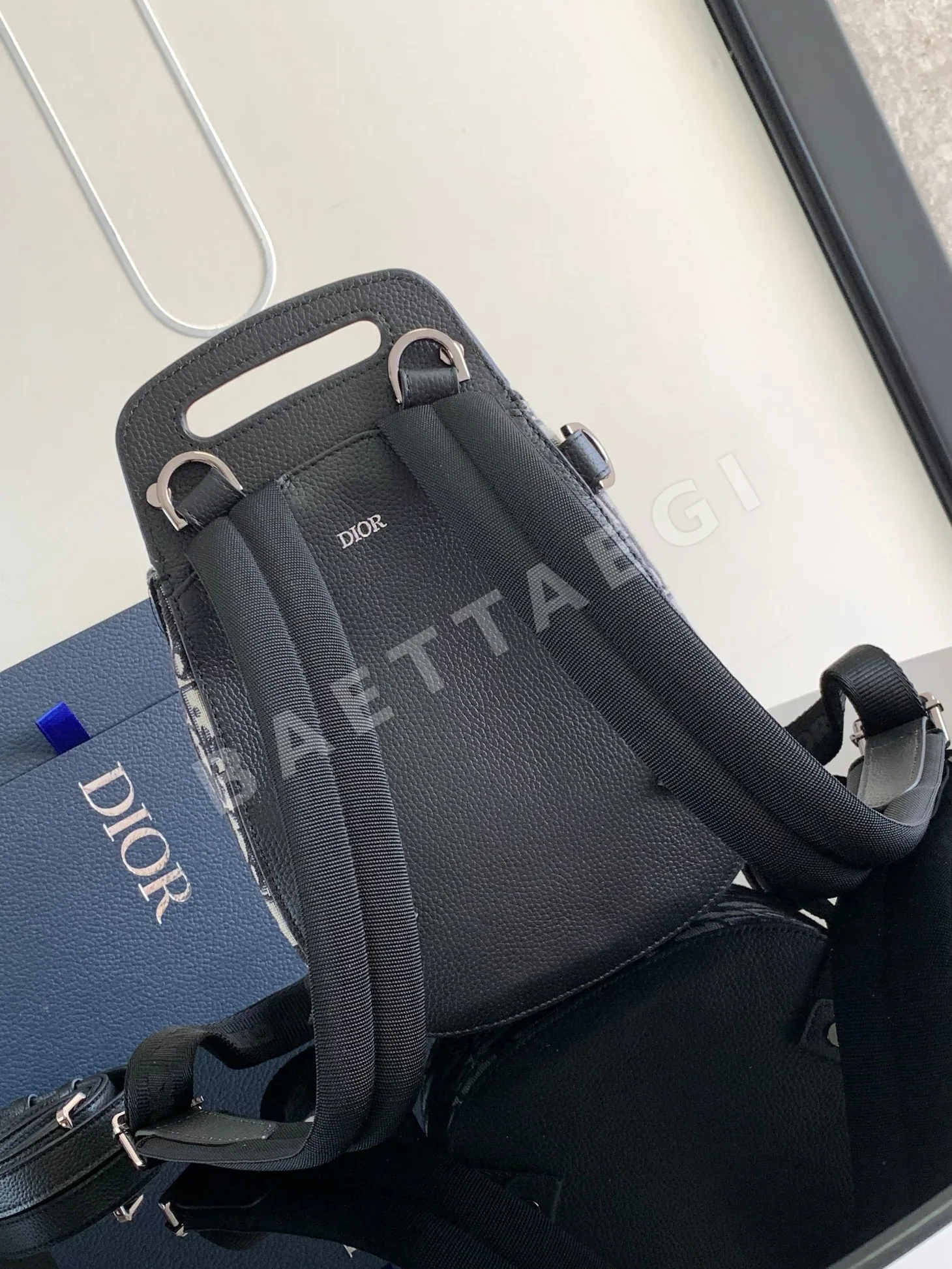 디올 새들형 그레인 카프 스킨 숄더백 상세 이미지 3