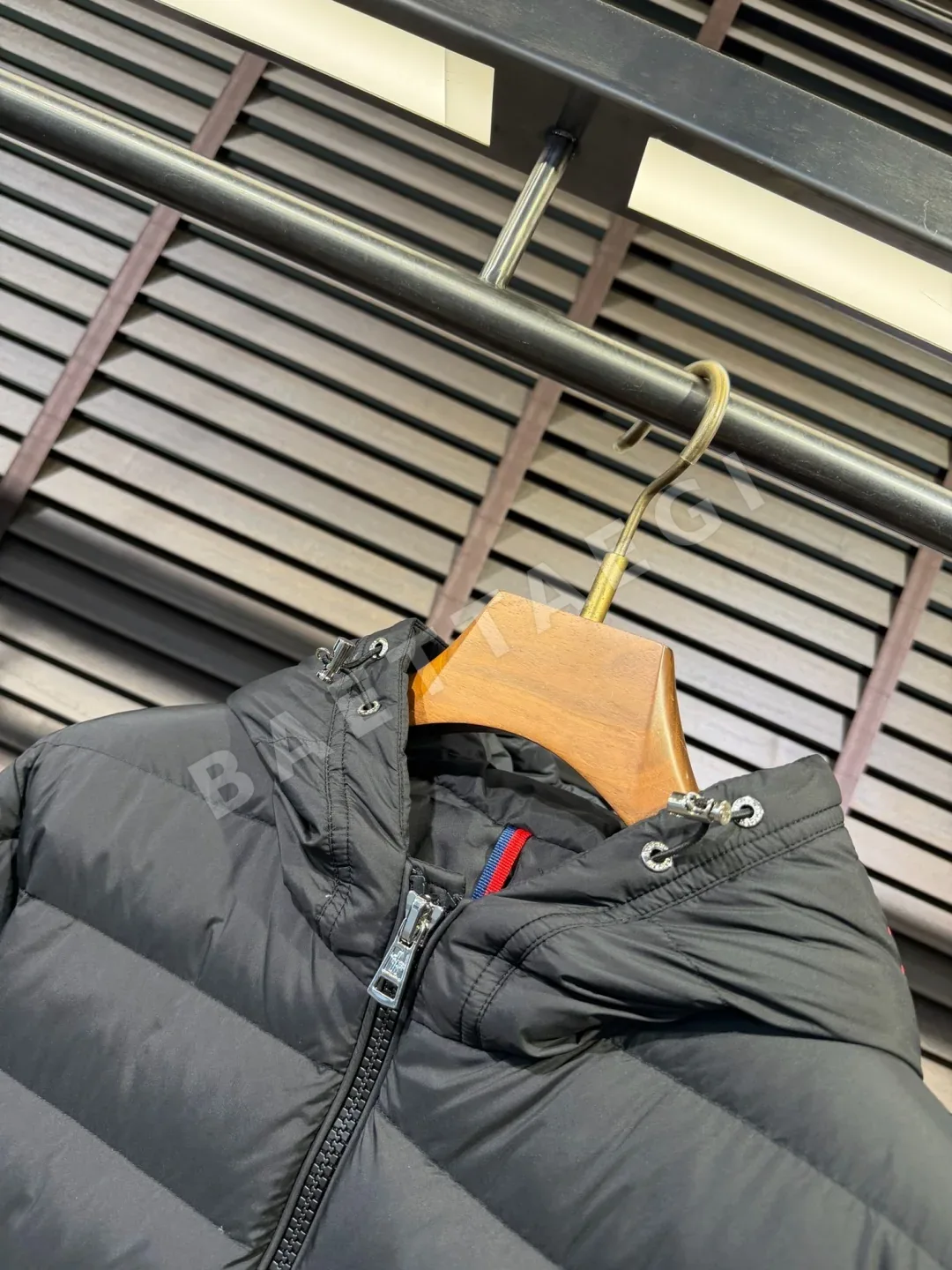 몽클레르 베르메일 후드 쇼트 다운 자켓 M3552 상세 이미지 4