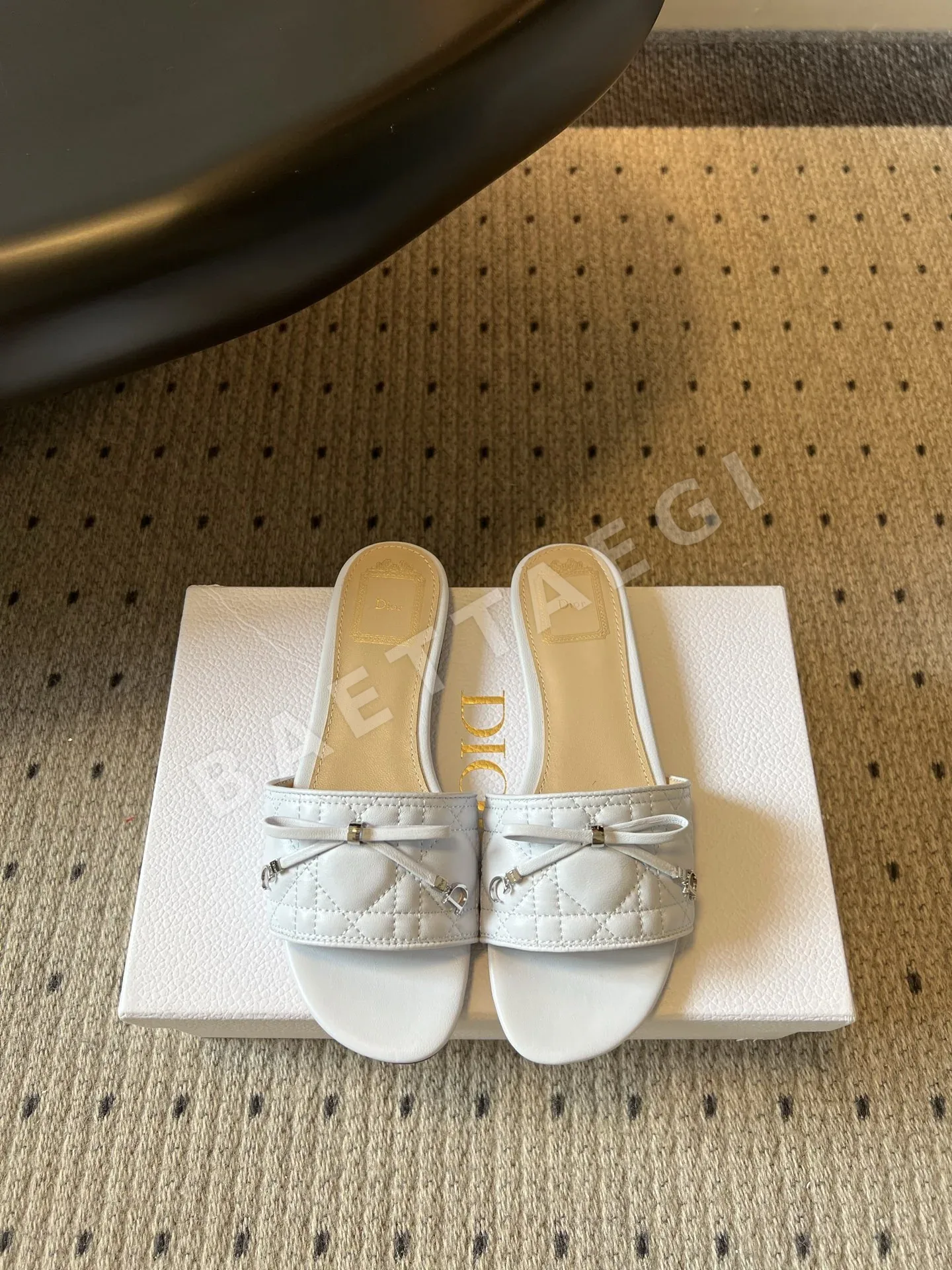 디올 카나쥬 보우 샌들 108182