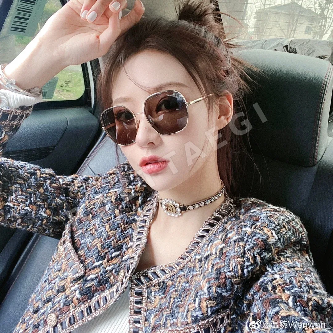 구찌 GG 레터 크리스탈 가죽 초커 목걸이 상세 이미지 2