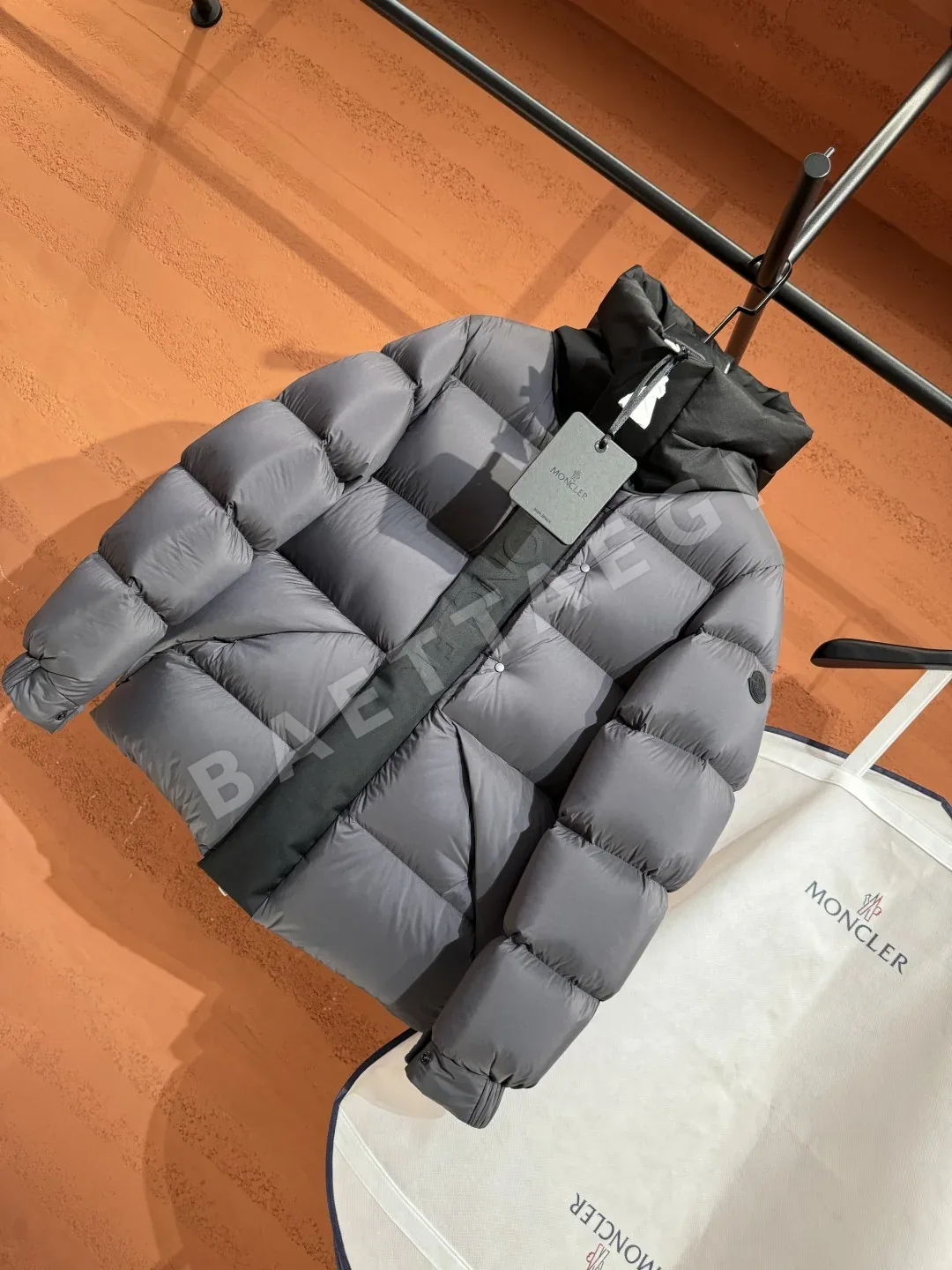 몽클레르 남성 화이트 덕다운 패딩 상세 이미지 2