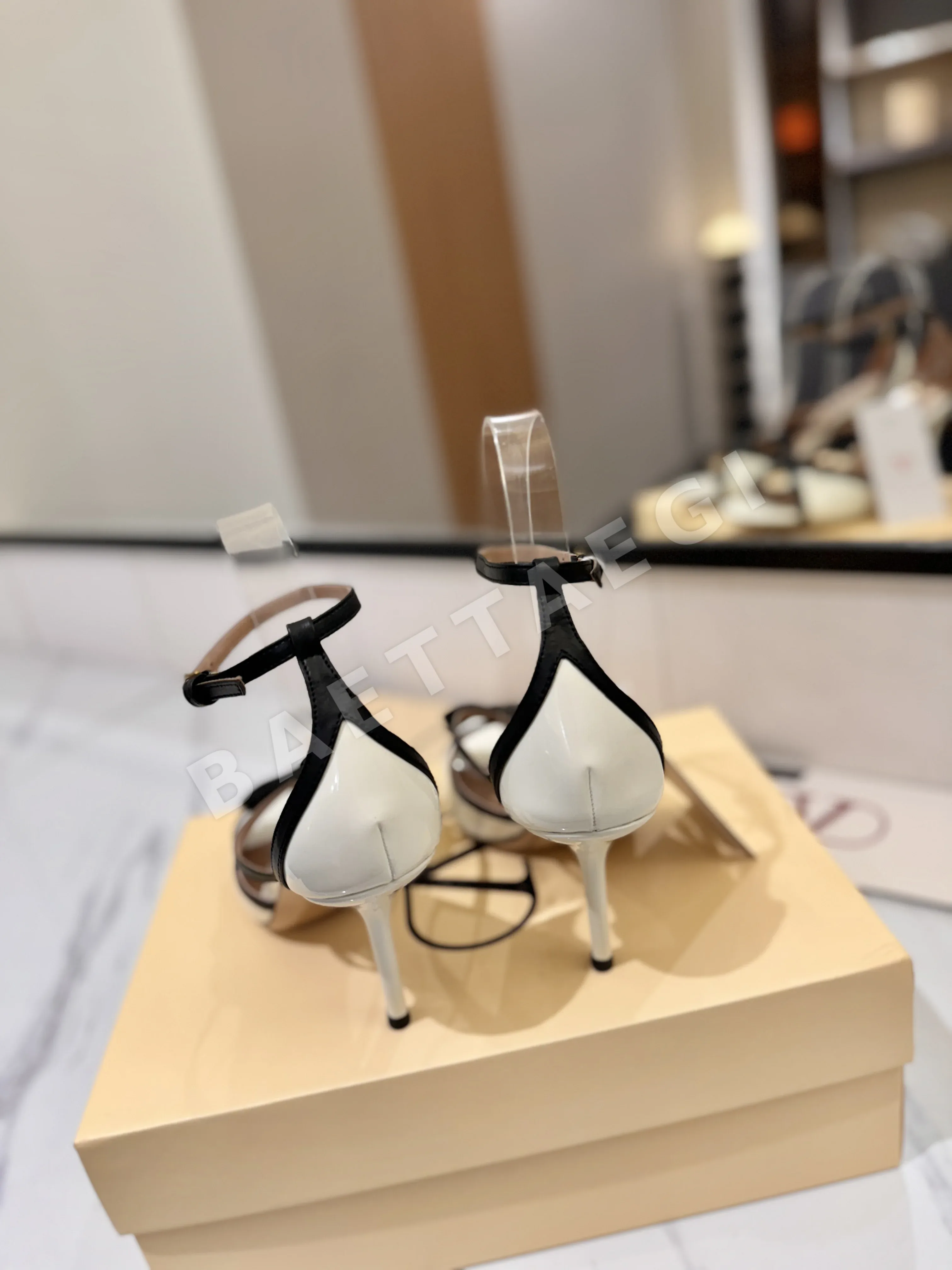 발렌티노 브론즈 리본 V 버클 샌들 상세 이미지 17
