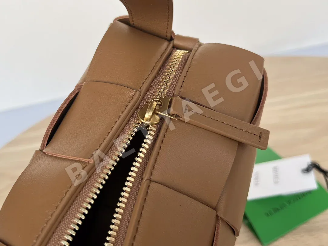 보테가베네타 브릭 카세트 램스킨 언더암 가방 상세 이미지 6