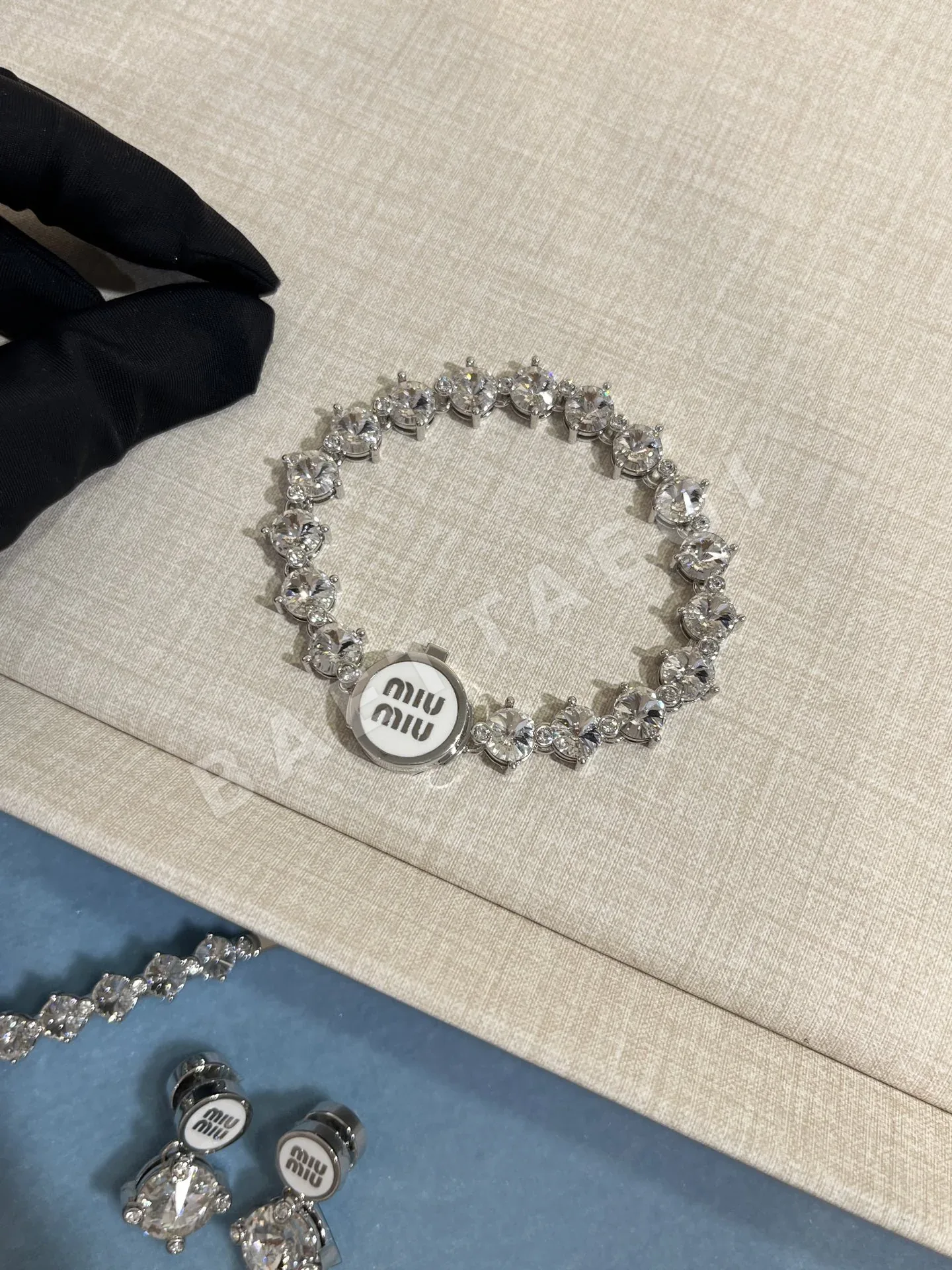 미우미우 화이트 에나멜 크리스탈 팔찌 상세 이미지 4