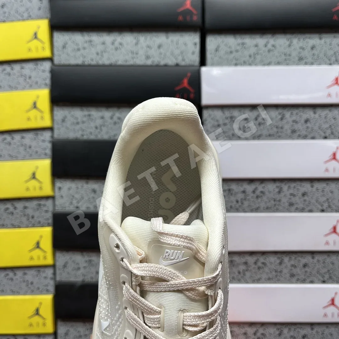 나이키 [CG] 보메로 프리미엄 IQ8102-100 202000 Nike Vomero Premium Chalk 상세 이미지 4