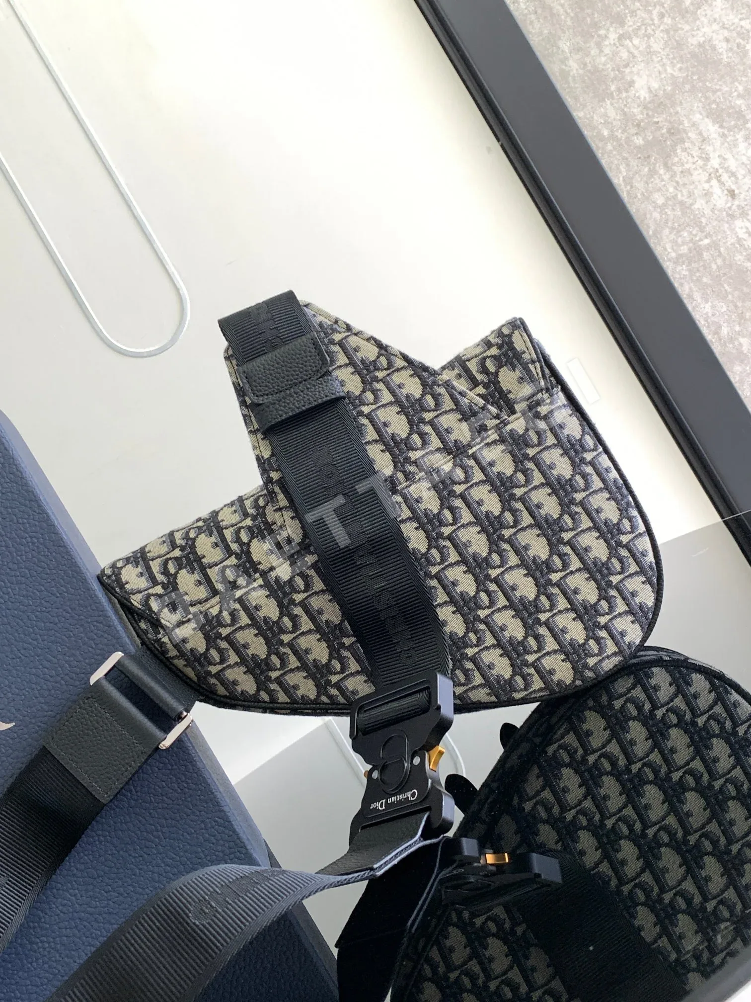 디올 새들 가방 상세 이미지 3