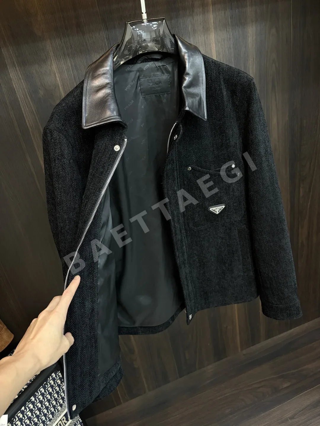 프라다 클래식 삼각 로고 남성 자켓 상세 이미지 2