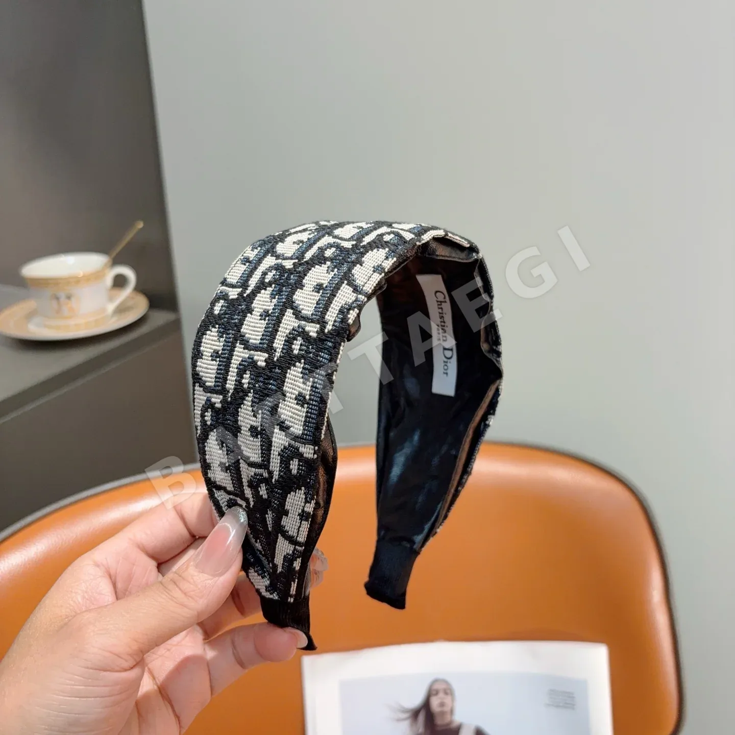 디올 모노그램 패턴 헤어밴드 상세 이미지 2