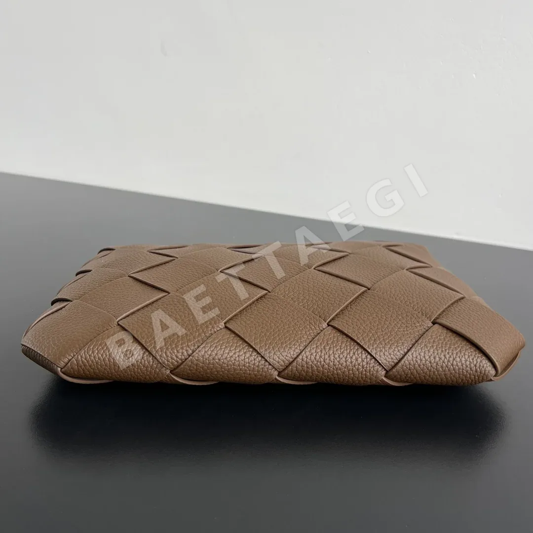 보테가베네타 위빙 손목 스트랩 클러치 가방 상세 이미지 3