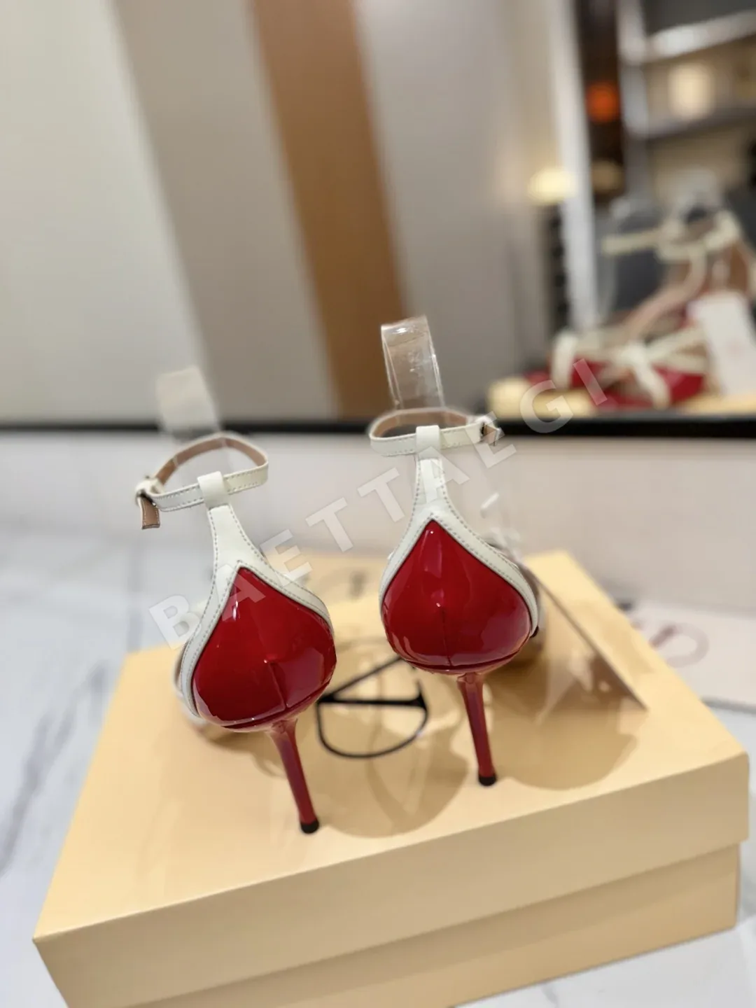 발렌티노 V버클 에나멜 가죽 샌들 상세 이미지 8