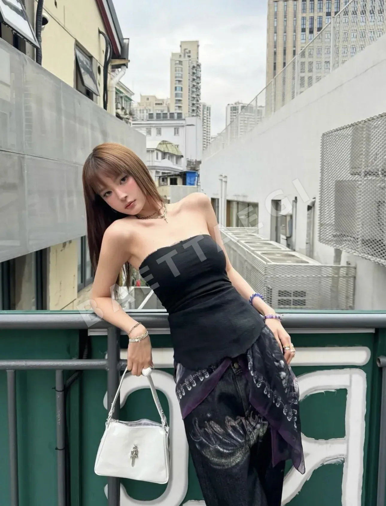크롬하츠 화이트 페이턴트 가죽 가방 상세 이미지 6