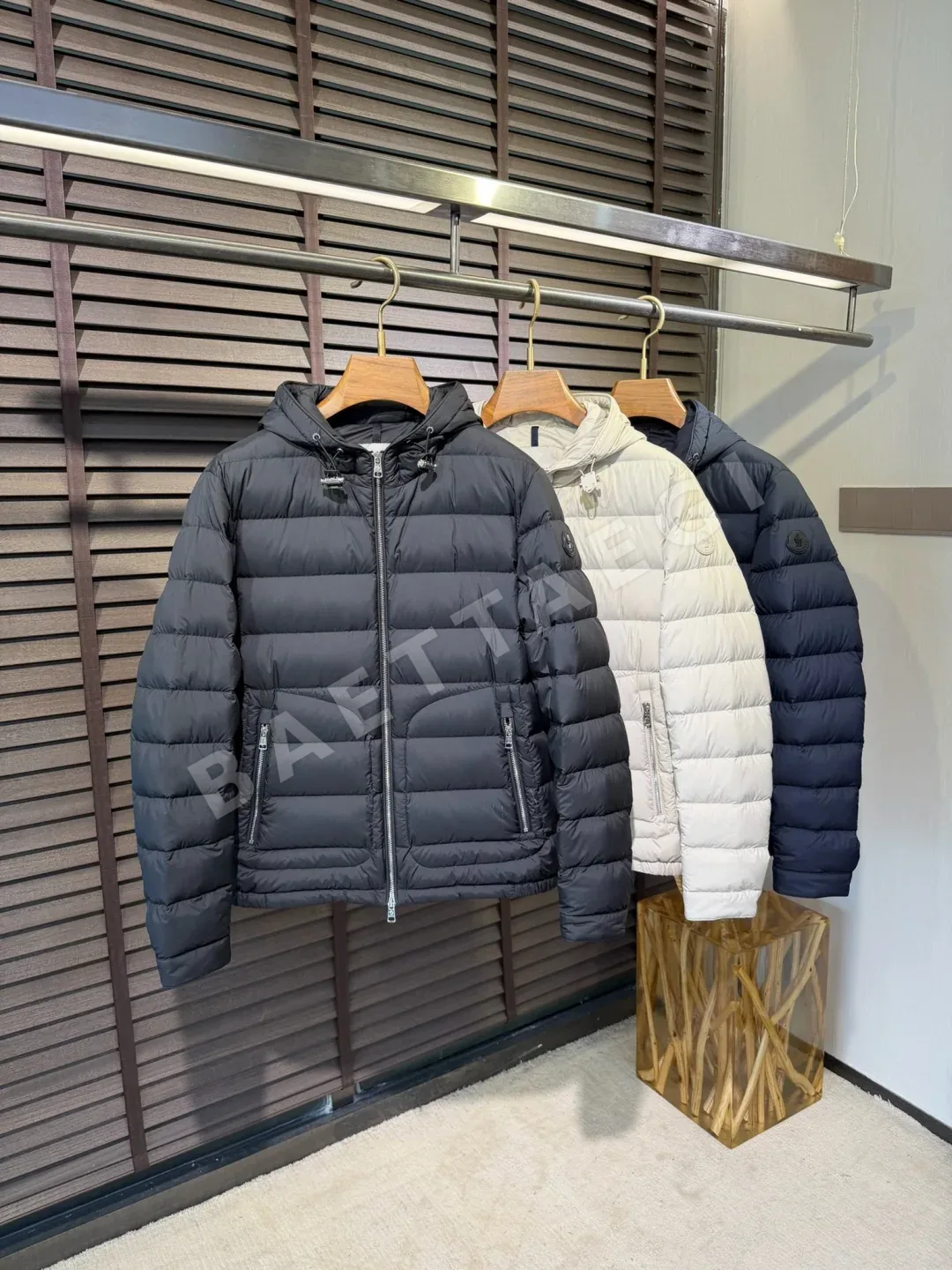 몽클레르 세스트리에 후드 쇼트 다운 자켓 M99805 상세 이미지 3