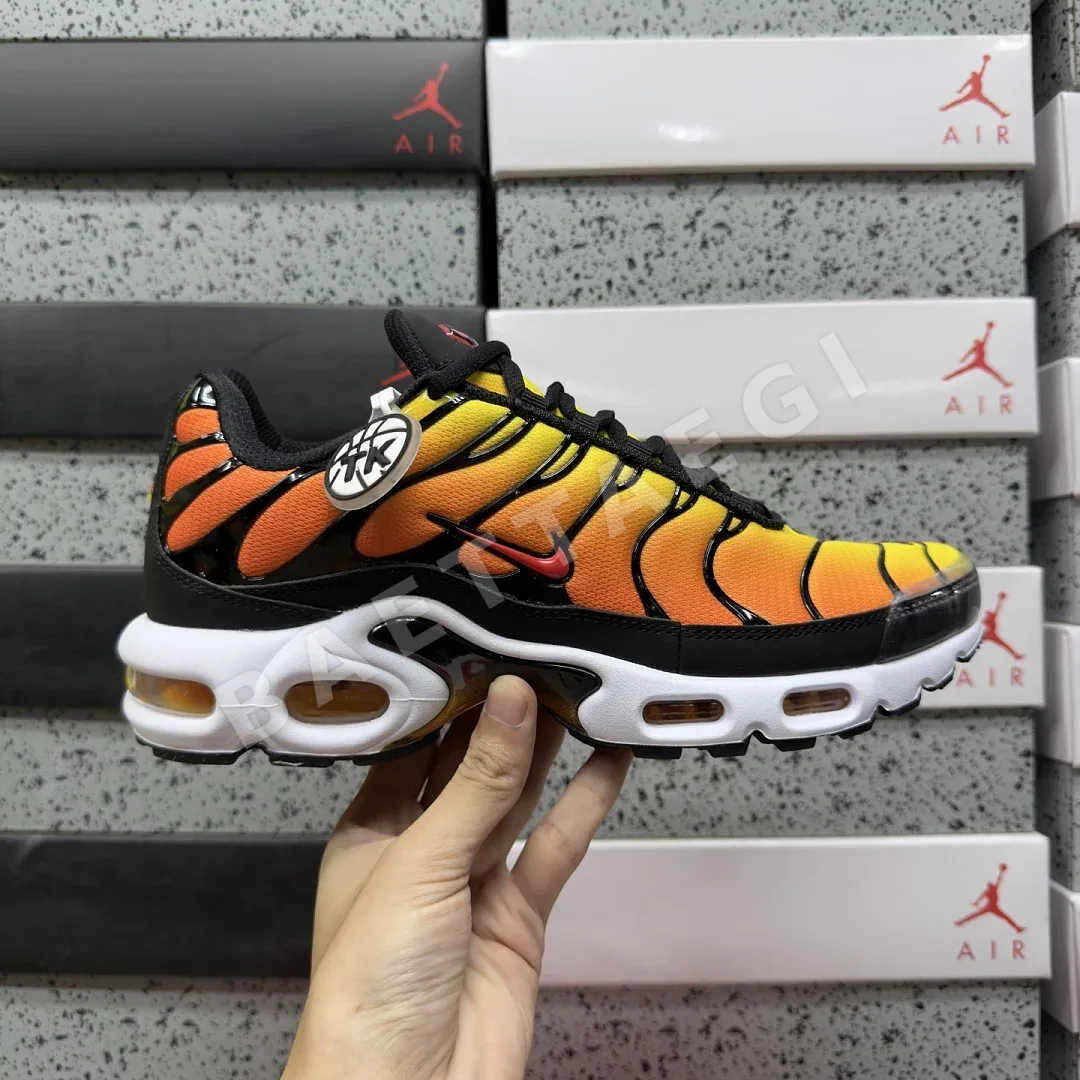 나이키 [TK] 에어 맥스 플러스 블랙 오렌지 화이트 HF0552-001 201974 Nike Air Max Plus Sunset 상세 이미지 2