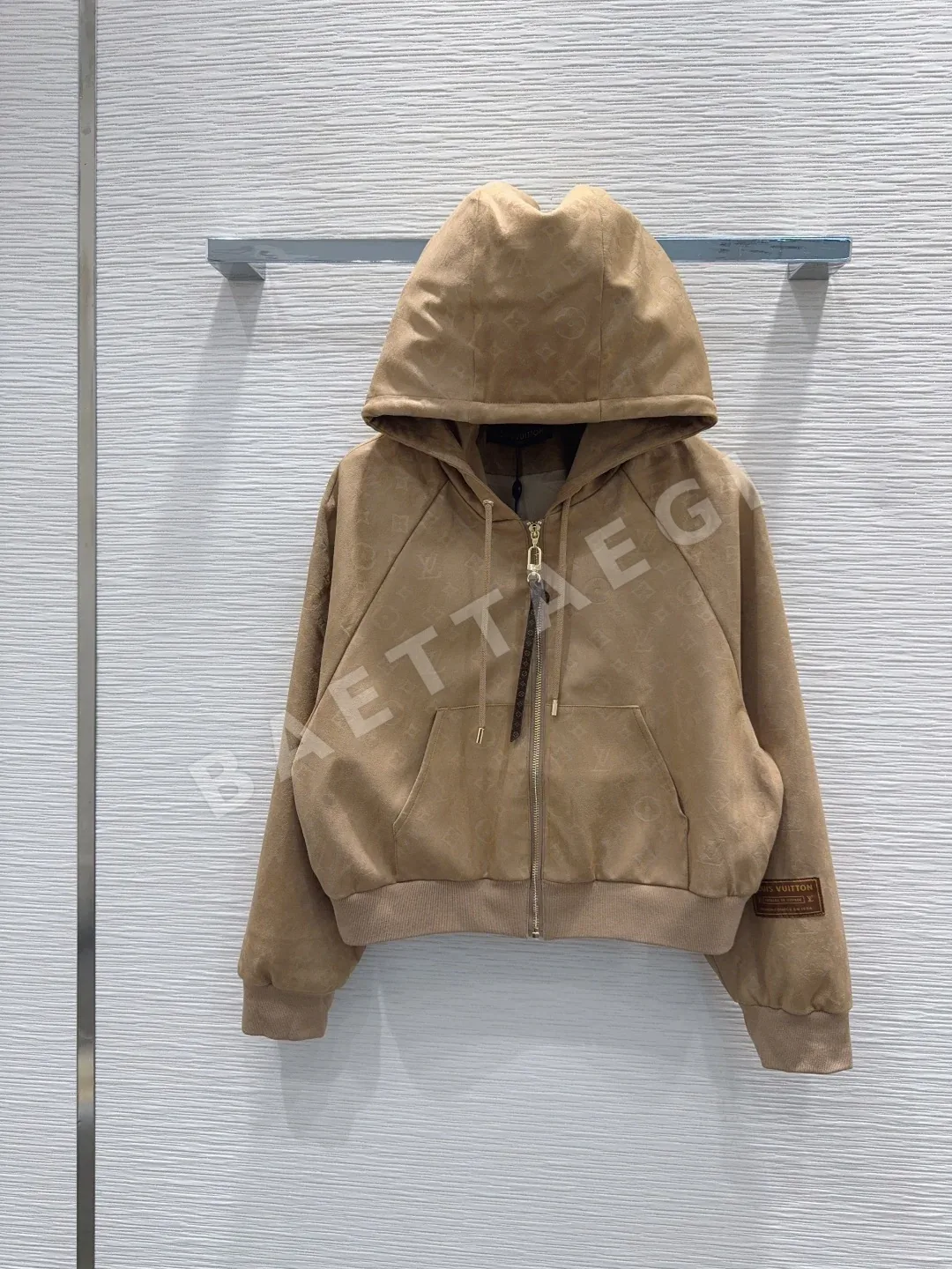 루이비통 엠보싱 후드 숏 자켓 상세 이미지 3